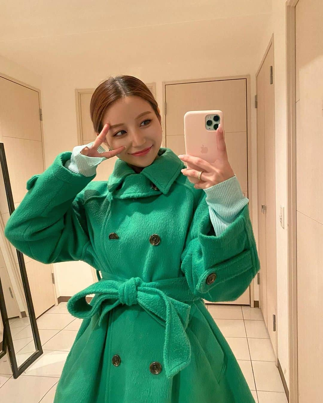 小川真琴のインスタグラム：「緑の人🧤💚」