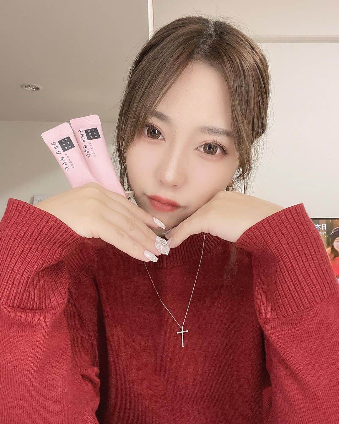 のインスタグラム：「完全に体重落とせた(1ヶ月で)🔥  韓国の漢方ってやっぱすごいな👀 自任堂ダイエット韓方薬 ( @jaimdangjp ) 『空肥丸ーコンビファンー』  全く我慢はしてないんだけど 食べる量が減ったのかな？ おそらく気づいてないところで減ってるんだわ！  空肥丸を服用したら 空腹感を感じなくなるので 自然に食事量が減るみたい❣️それだ。  そして代謝が上がって老廃物がいっぱい排出されるので体調が整います👍  あとは 体脂肪の分解、カロリー消耗の効果もあるらしい！  忘年会、正月太り、新年会、 食べ過ぎ防止策に使わせていただきました💕  合わせて『空美茶』も飲んでる！ むくみ除去！冷え性解消！  韓国は明洞にある人気のお店なんだけど、通販もあるのでぜひチェックしてみてねーん❣️ ( @jaimdangjp )☜ここから  #自任堂 #漢方 #漢方薬 #韓方 #韓方ダイエット #デトックス #空肥丸 #空肥丸 ダイエット #腸活 #ダイエット #漢方ダイエット」