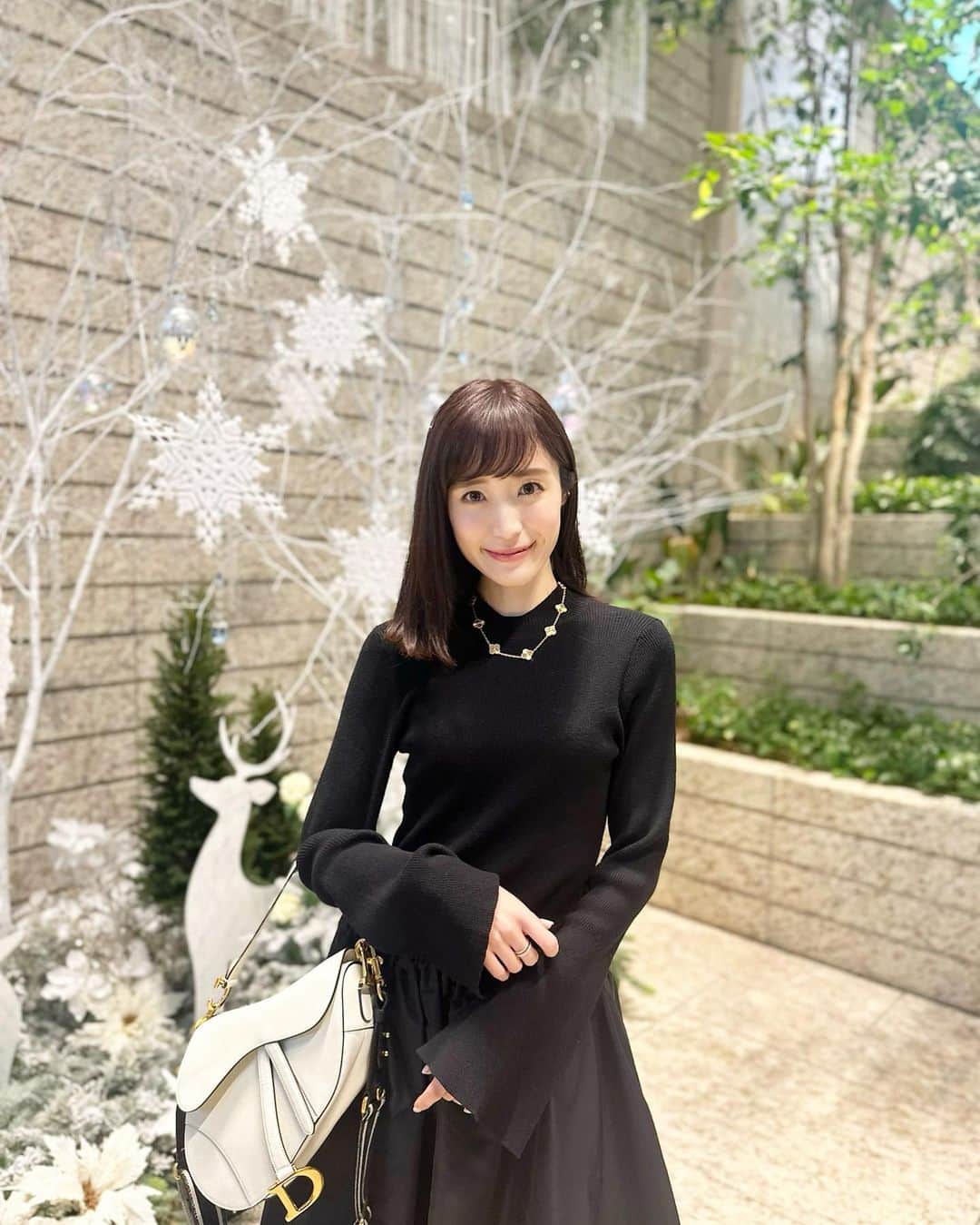 小林真由のインスタグラム：「nanaで年末にヘアメンテナンス。 @inamochinaoki  ⁡ 去年も落ち着いたブラウン一択で、毎回艶髪にしていただきました♡ 必ず満足すぎる髪型に..✨ ⁡毛先の厚みも出てきて嬉しい。 ⁡  one-piece: #lanvinenbleu  bag&pumps: #dior ⁡ #ファッション #コーデ #ママコーデ #女の子ママ #男の子ママ #ママライフ #コーディネート #４歳 #２歳 #ベビー #二人育児 #ヘアカラー #美容院」