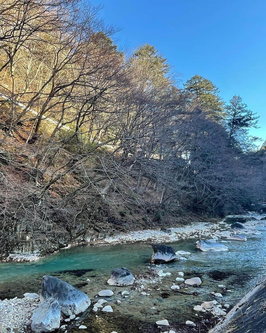 長久保智子さんのインスタグラム写真 - (長久保智子Instagram)「Knitting everywhere , but still edging🤣 Today, we visited hot spring ♨️. Shima Onsen in Gunma prefecture. We really love this spot.💙  どこでも編む🤣まだまだエジングですが。。。 お気に入りの温泉の一つ。 四万温泉♨️にきました！ 夜はちょっと…レース見づらいけど🤣  #shetlandlace #shetlandlaceknitting #knittinglace #laceknitting #handspunyarns #handspunwool #hotsprings #shimaonsen #シェットランドレース #シェットランドウール #四万温泉」1月20日 17時39分 - satoko.tricot_the