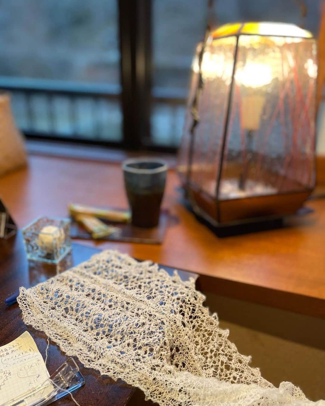 長久保智子さんのインスタグラム写真 - (長久保智子Instagram)「Knitting everywhere , but still edging🤣 Today, we visited hot spring ♨️. Shima Onsen in Gunma prefecture. We really love this spot.💙  どこでも編む🤣まだまだエジングですが。。。 お気に入りの温泉の一つ。 四万温泉♨️にきました！ 夜はちょっと…レース見づらいけど🤣  #shetlandlace #shetlandlaceknitting #knittinglace #laceknitting #handspunyarns #handspunwool #hotsprings #shimaonsen #シェットランドレース #シェットランドウール #四万温泉」1月20日 17時39分 - satoko.tricot_the