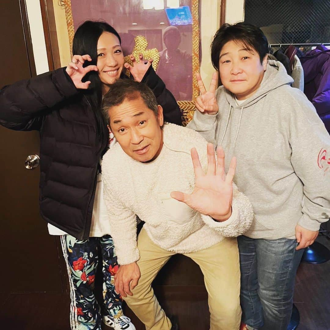 野崎渚のインスタグラム：「先日、維新力さんのお店に行かせて頂きました‼︎ 去年のどすこいプロレスさんで維新力さんの引退試合が行われ、 当初私は対戦相手の1人として参戦予定でしたがケガのため欠場となり…とても悔しい思いをしました。 大先輩のレスラー生活最後に携われるチャンスをケガで逃すのは2回目。。 この悔しさは私が復帰したところで晴れる事はなく一生残るものですが、どすこいプロレスは続くみたいなので参戦出来たらなと思います！！！  やっとお店に行けてご挨拶ができました🥺 ありがとうございました！！！！  #wavepro #NOZAID #ノザキ様 #どすこいプロレス  #どりんくばぁー維新力の店」