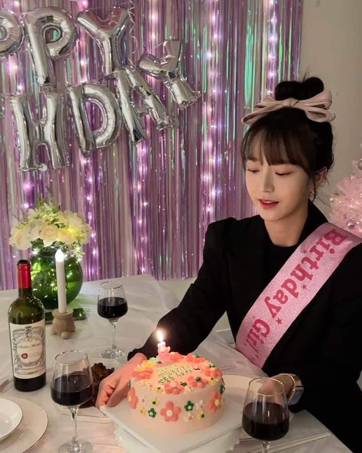 キム・ソヒのインスタグラム：「내 칭구들, 울 팬들 생일 축하해줘서 너무 고마워 나는 정말 과분한 사랑을 받았어 💓 다들 너무 고맙구 새해 복 많이 받쟈 💓🎀 #happysoheeday🎉 #0120」
