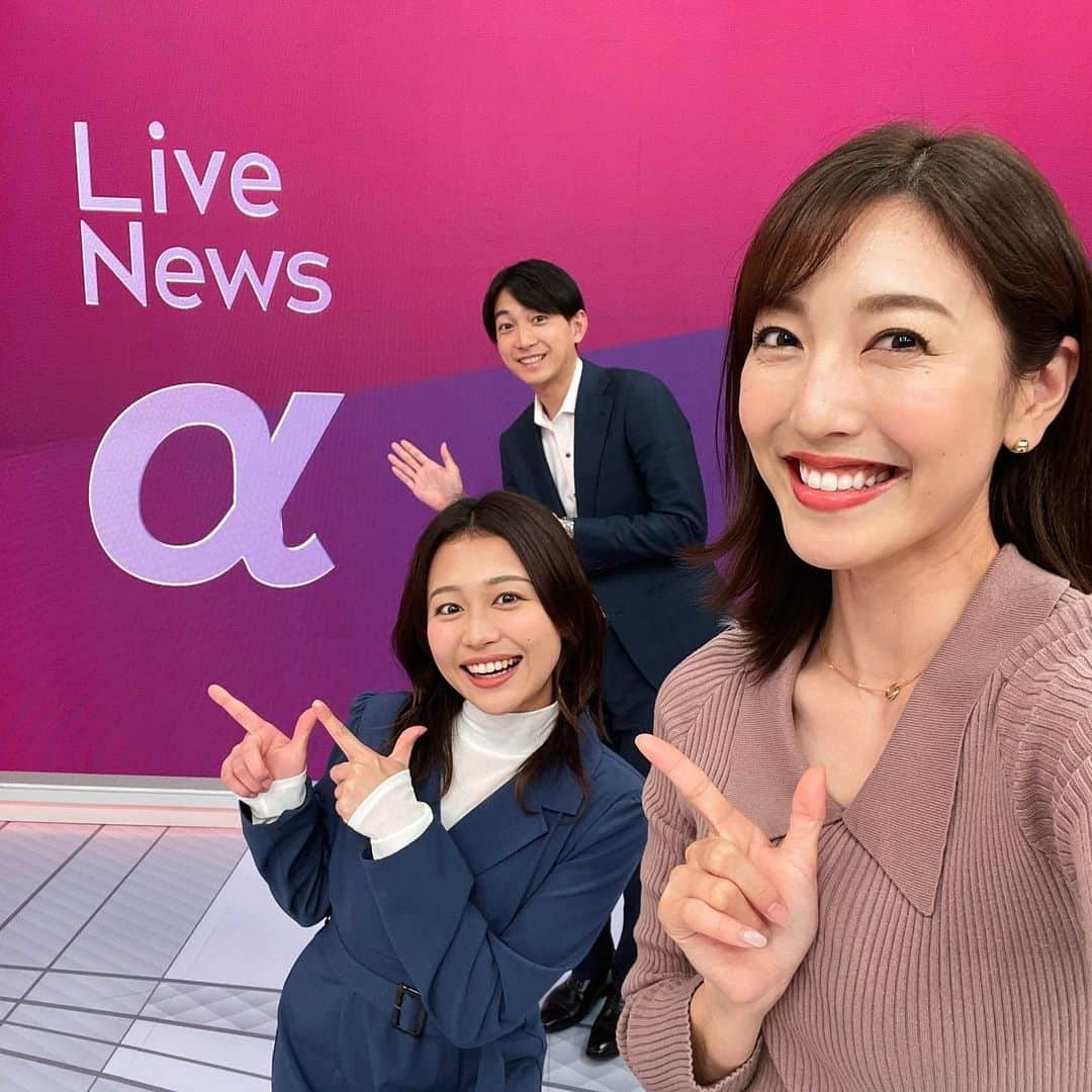 松﨑涼佳のインスタグラム：「🌃 Live news α  金曜日はこちらのメンバーでお伝えしています  #小澤陽子 アナとは1月からの新コンビです💞 いつでもキラキラな笑顔に私も癒されています🥰 今夜もよろしくお願いいたします！  #Livenewsα #ライブニュースα  #フジテレビ #松﨑涼佳」