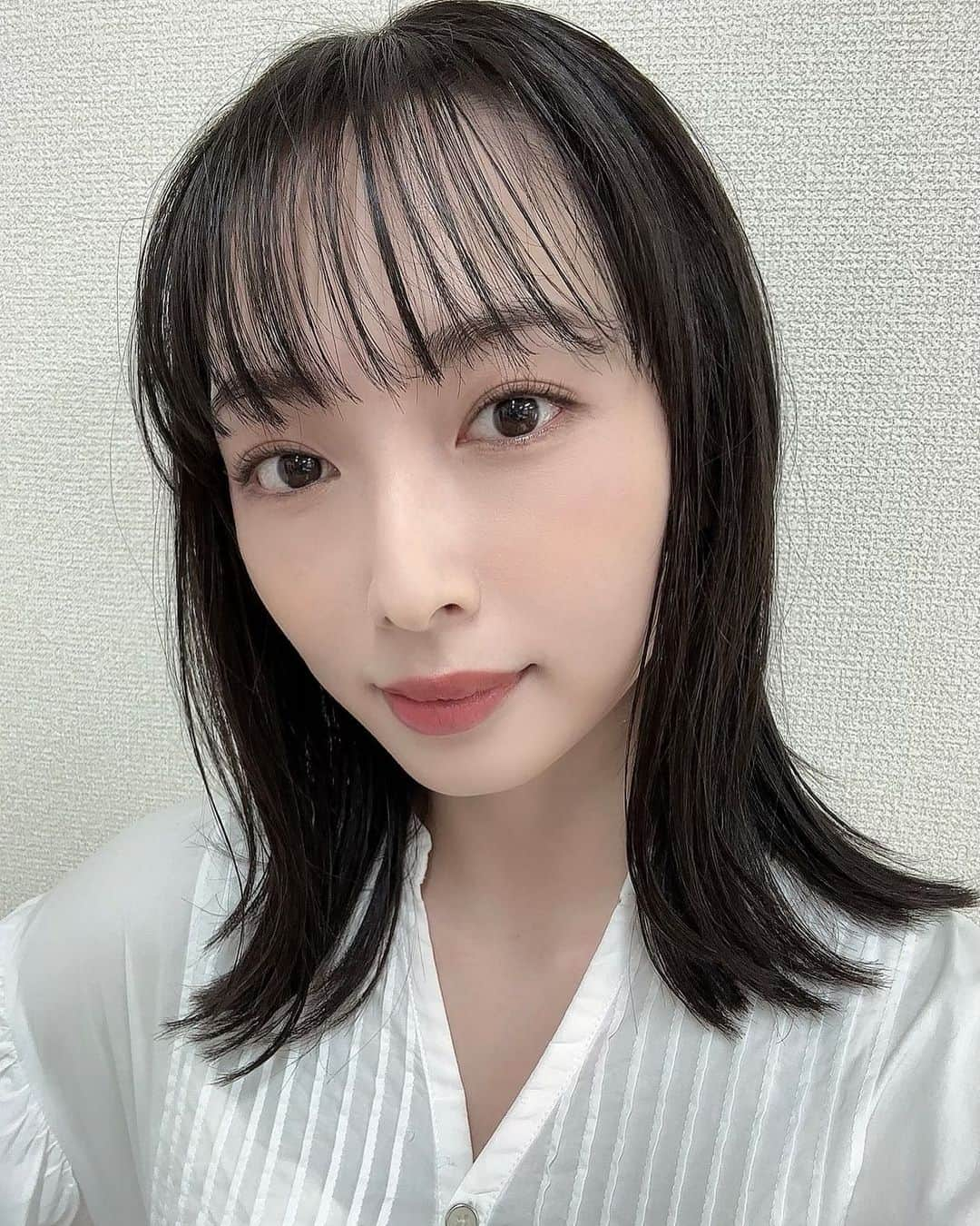 須藤茉麻のインスタグラム：「普段すっぴんでいることが多いのですが まつ毛を綺麗にしていただいたら 目元の印象がガラッと変わりました😉✨  まつ毛が上がると気持ちも上がる！！！  @une_fleur_ao さん。 ありがとうございました🫶💕」