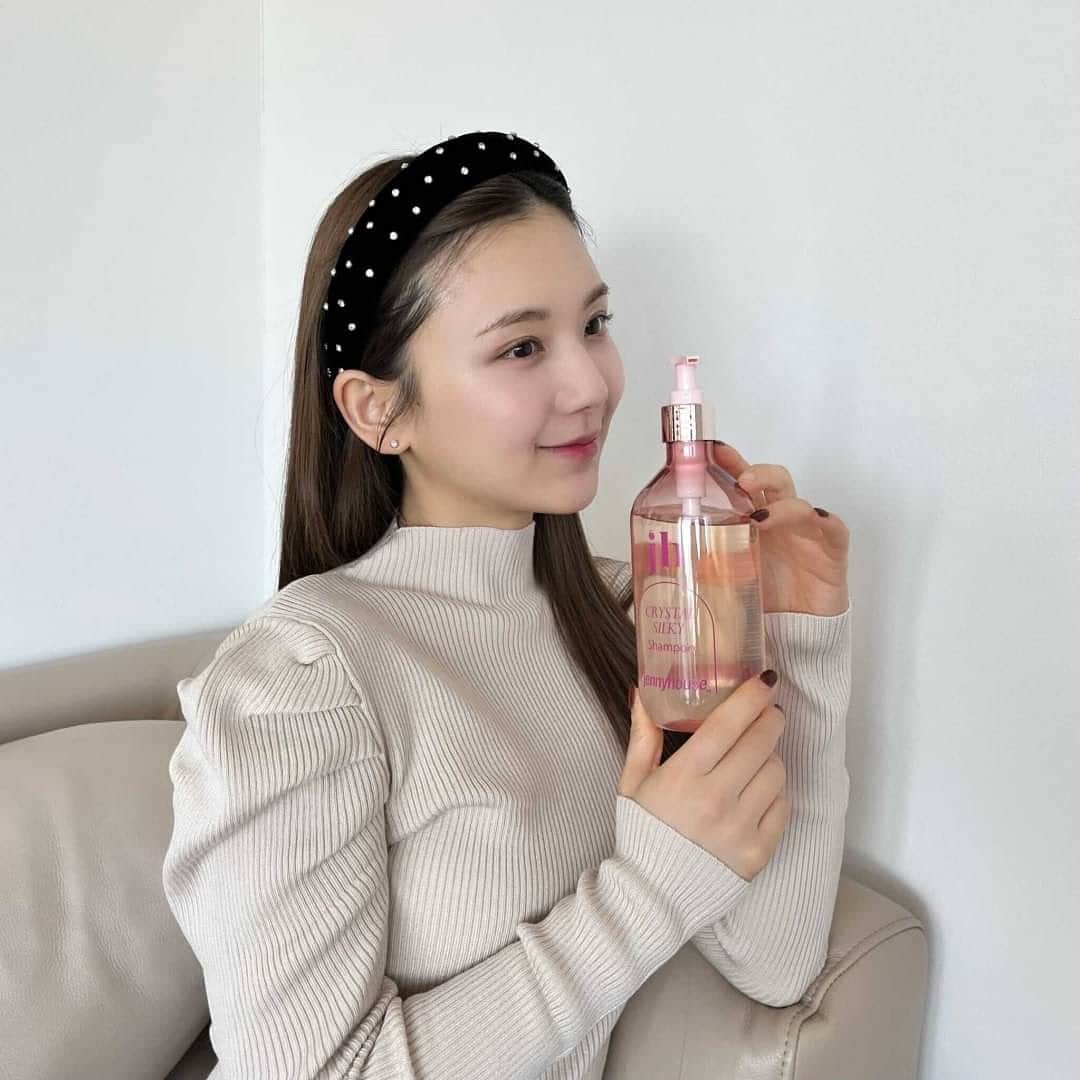 ひよんのインスタグラム：「🚿🛁🧴  コスメも大好きなジェニーハウス❤️‍🔥 今回はヘアケアアイテムの紹介をさせてね😆  ジェニーハウスは韓国の清潭洞(チョムダンドン)にあるビューティーサロンで、 ヘアメイクはもちろんなのだけど、ウェディング、ネイルケアとかもお願いできるの💓 コスメも発売してて、 YouTubeとかでも何回も紹介しているから わかる方も多いかな？☺️ プロ仕様のコスメとして韓国でも大人気のブランドだよ❣️  今回新しくヘアケアアイテムの、 jennyhouse クリスタルラインが発売されるの！ 種類は👇🏻の2種類だよ✨ ♡ クリスタル シルキー シリーズ ♡ クリスタル モイスト シリーズ あたしは特にシルキーシリーズが好きで、 髪の毛の乾燥が気になる方、髪のうねりとか 乾燥によるくせ毛が気になる方は是非使ってみてほしい！ 髪に水分が増えてつるつるサラサラにしてくれるかんじ😍 透明感あるパッケージとピンク色も可愛くてスキ。  髪のパサつきが気になる方はブルーのモイストをおすすめする！ 香りも良いからお風呂も楽しくなるよ😚  1/25(水)から楽天公式サイトで発売開始するのと、 公式サイトでも購入できるみたい👏🏻 楽天市場で【ジェニーハウス クリスタル】って探してみてね😘  2月以降、順次全国のバラエティショップやドラッグストアでも 販売開始されるみたい💓💓  髪の毛が綺麗だと可愛さも増すから、 みんなにも是非使ってみてほしい😍！  #haircare #jennyhouse #jennyhousecosmetics #ジェニーハウス #クリスタルシリーズ」