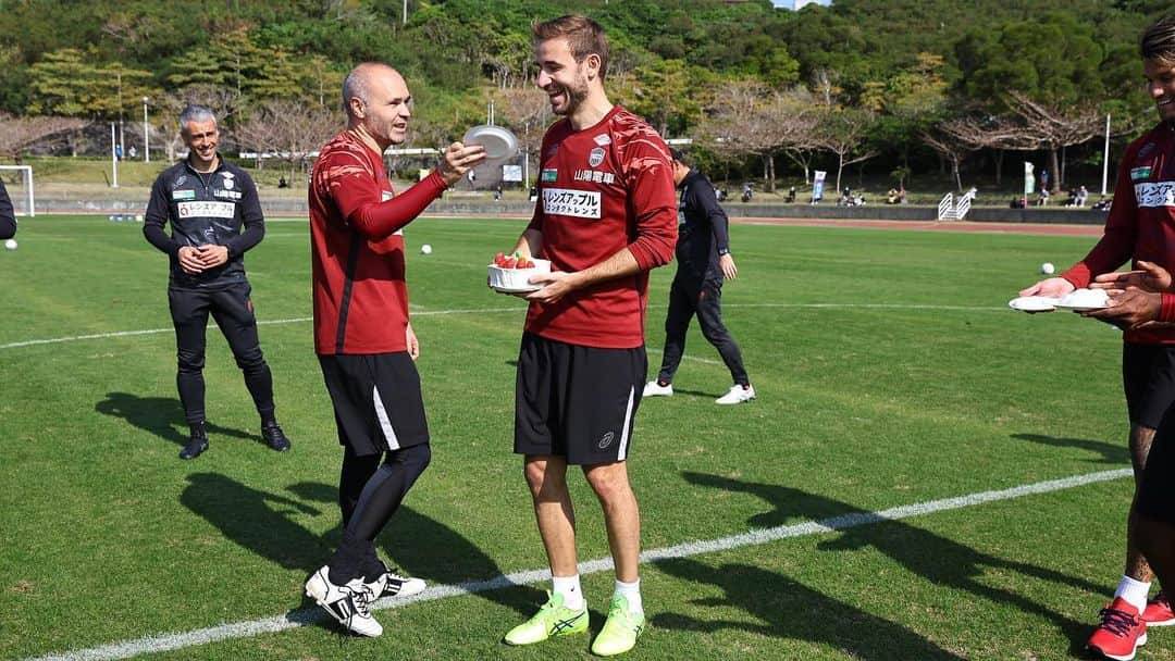 セルジ・サンペルさんのインスタグラム写真 - (セルジ・サンペルInstagram)「Moltes gràcies a tots per les felicitacions. Un año mas celebrando mi cumpleaños en Japón con mis compañeros. Hay alguno que se nota que me tenía ganas…😂🤦‍♂️🎂🥳  みんなお祝いしてくれてありがとう。今年もまた、日本でチームメートと誕生日を祝うことができました。パイ投げを楽しみにしている人が何人かいたことがしっかりと伝わってきました…😂🤦‍♂️🎂🥳」1月20日 17時59分 - sergisamper