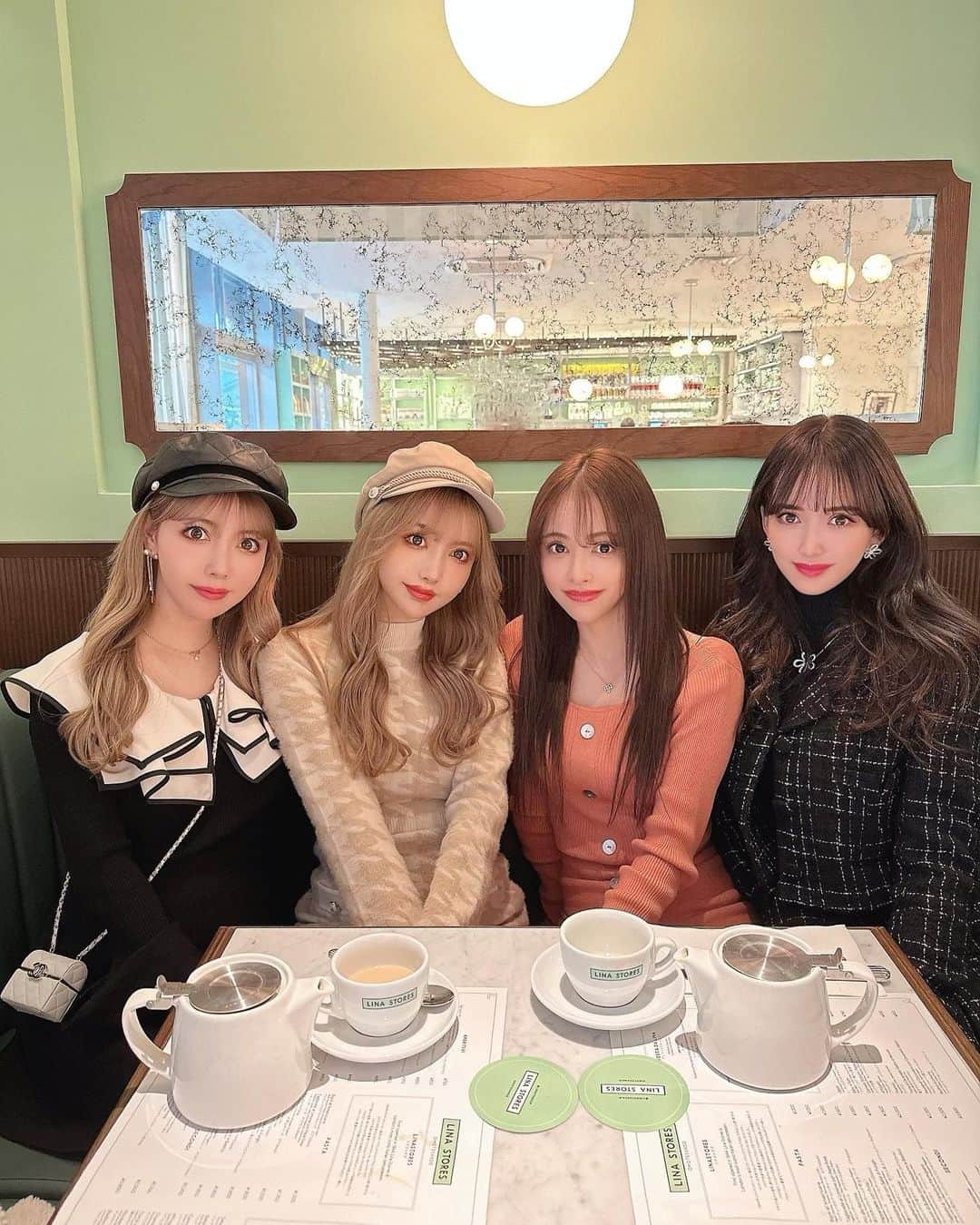 ririのインスタグラム：「🧡💙🧡💙🧡💙 らぶなメンツ☺️🌈 💙🧡💙🧡💙🧡  可愛いcafeで #lunch 🍽 話しすぎて喉がガラガラNOW🤣  なにはともあれ🧡 みんな幸せそうで 良かったです😎✌️💓  またすぐ集まろうね💚  #love #happy #smile #friends  #女子会」