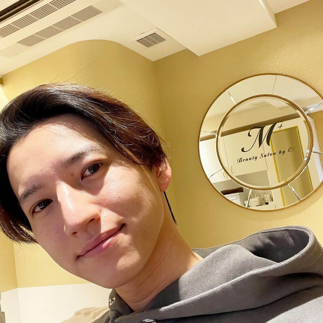 田口淳之介のインスタグラム：「beauty day  @m_plus.salon @sugita_e.mplus  ニードレスインジェクターで、ビタミンCとヒト幹細胞をin😆 ツヤツヤです🤩」