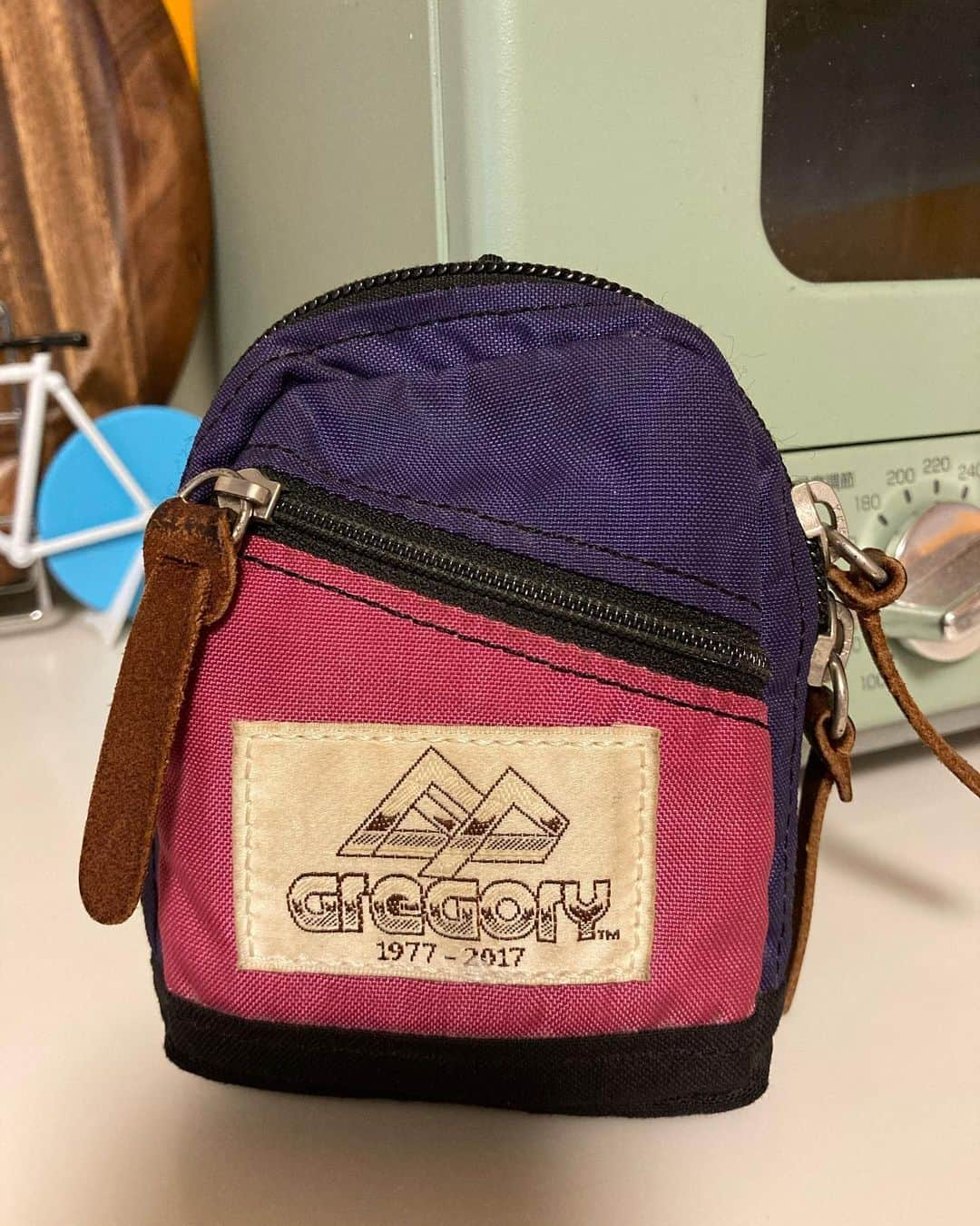 中島ヒロトさんのインスタグラム写真 - (中島ヒロトInstagram)「GREGORY POUCH  アメリカンカジュアルが好き、の流れでグレゴリーも一気に紹介しましたが、このブランドは若い頃からの趣味で、普段はメイド・イン・カンサイのバッグブランドからサポート頂いたり、買わせて頂いたりして、今はそちらがメインです。そちらもゆっくりいろいろ紹介していきますので。 最後に、今も毎日使ってるのがこちら。40周年の時の、雑誌“GO OUT”の企画で作られたポーチ。中には、目薬・リップクリーム・爪切り・LIXTICK・ライター（予備）・コンシーラー（急な撮影に笑）が入ってます。背面のポケットには車折神社のお守り。  #gregory  #goout」1月20日 18時06分 - djhirotonakajima