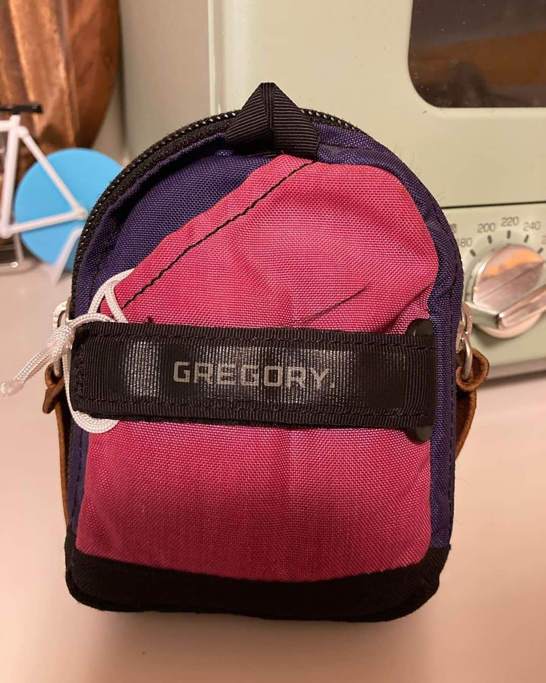 中島ヒロトさんのインスタグラム写真 - (中島ヒロトInstagram)「GREGORY POUCH  アメリカンカジュアルが好き、の流れでグレゴリーも一気に紹介しましたが、このブランドは若い頃からの趣味で、普段はメイド・イン・カンサイのバッグブランドからサポート頂いたり、買わせて頂いたりして、今はそちらがメインです。そちらもゆっくりいろいろ紹介していきますので。 最後に、今も毎日使ってるのがこちら。40周年の時の、雑誌“GO OUT”の企画で作られたポーチ。中には、目薬・リップクリーム・爪切り・LIXTICK・ライター（予備）・コンシーラー（急な撮影に笑）が入ってます。背面のポケットには車折神社のお守り。  #gregory  #goout」1月20日 18時06分 - djhirotonakajima