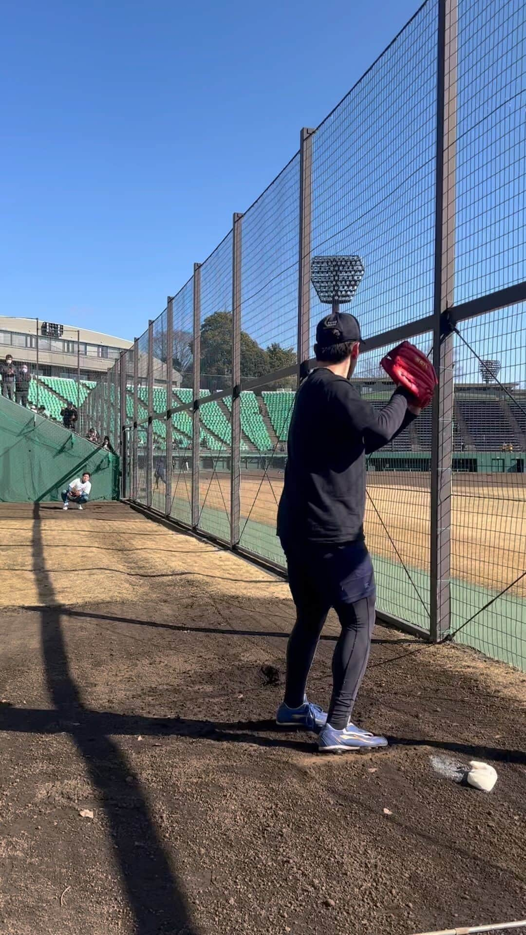 西村天裕のインスタグラム：「おばんです！ 今日も投げました✌️ 実戦が楽しみです！  自主トレメモ📝 下半身ついてから投げる（一球一球しっかり意識） ボールの終着点はミットではない 変化球の時こそ腕を振れ  あと余談ですが @okadome_64 が言うには ランニングは喰らいつくだけ と言っていたので喰らいついてます。  #自主トレ #静岡県 #沼津市 #愛鷹広域公園 #西村天裕 #fighters #新時代 #ZETT #チーム青柳 #岡留英貴   . . 何回も投稿ミスしました。笑 すみません！」