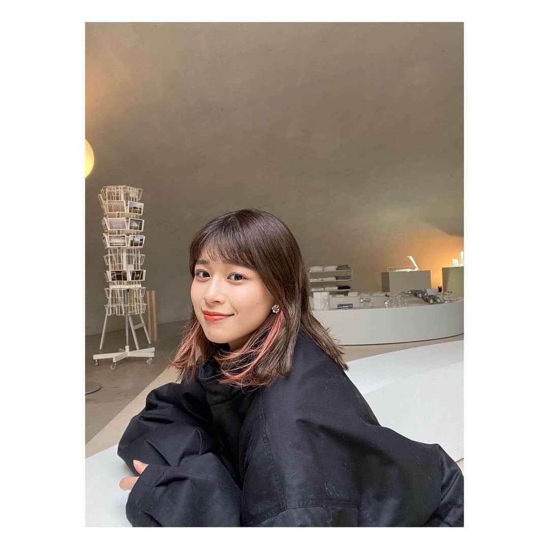 山本里咲のインスタグラム：「こんにちは🌞  先日大好きな友人たちと 四国旅行に行ってきました！ 沢山写真を撮ってもらったので、載せます🫢🫶 (ストーリーも好評だった！感謝！)  豊島美術館には水を使ったアートがあって、 とても不思議な作品だったのですが、 ずっとそこに座って眺めていたいと思えるくらい 静かで引き込まれるものでした🫧  四国シリーズ追々載せられたらいいなあと思ってます🫧 #香川#豊島#豊島美術館#てしま」