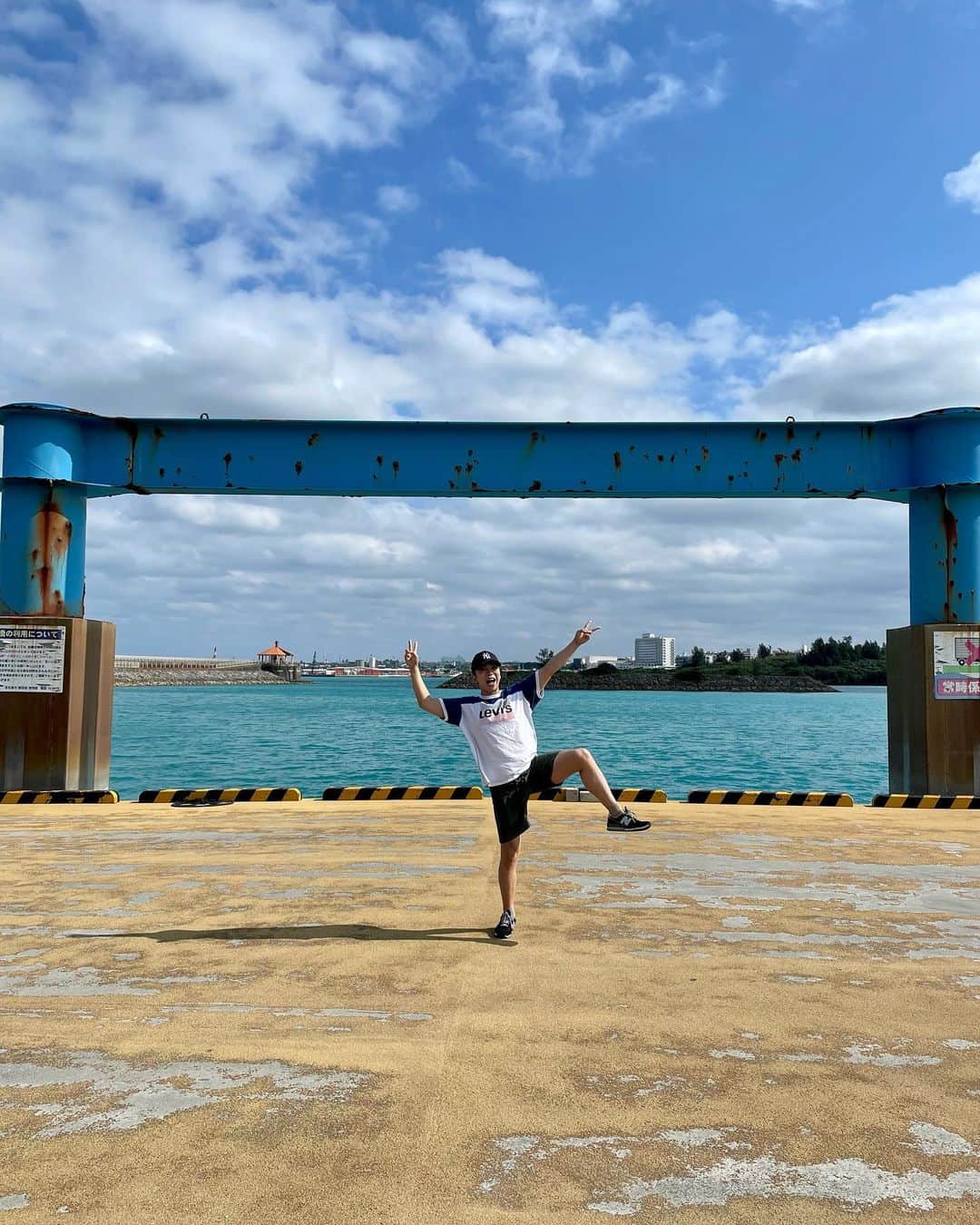 おしらのインスタグラム：「宮古ブルー 大はしゃぎ浮かれポンチおしら  1月に半袖半ズボンは神」