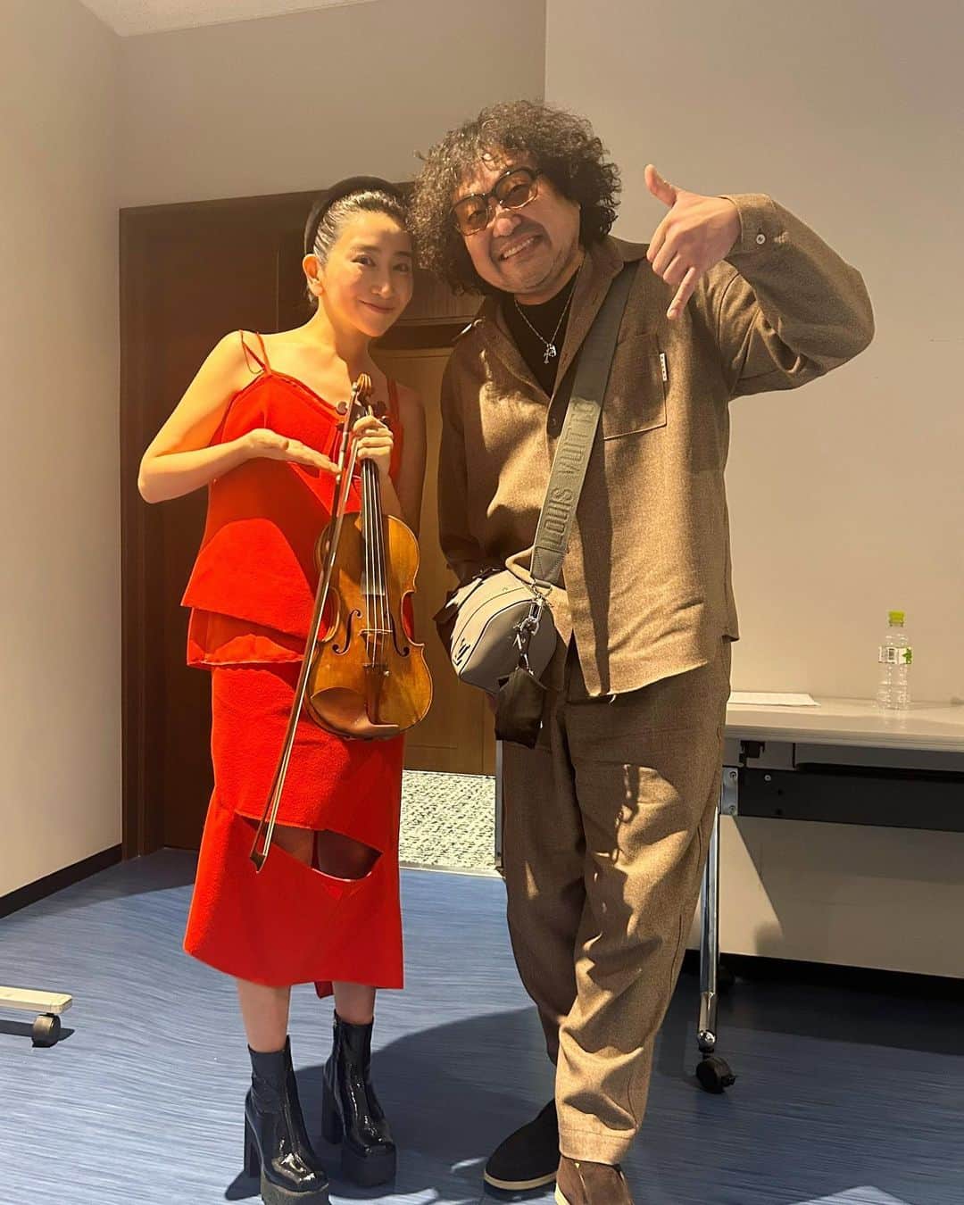 木嶋真優のインスタグラム：「みんながいくら憧れても みんながいくら🎻真似しても この方にはなれません。 太郎さんお忙しい中聞きに来て下さって嬉しいです。 ありがとうございます😊 (前投稿消えて再掲すみません🙏) #葉加瀬太郎　さん」