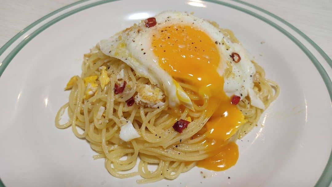 赤髪のとものインスタグラム：「今度は貧乏人のパスタと呼ばれる簡単なのに美味しいパスタ作りました！ YouTubeで投稿したのでチェックしてみてね〜 みんなもぜひ作ってみて！」