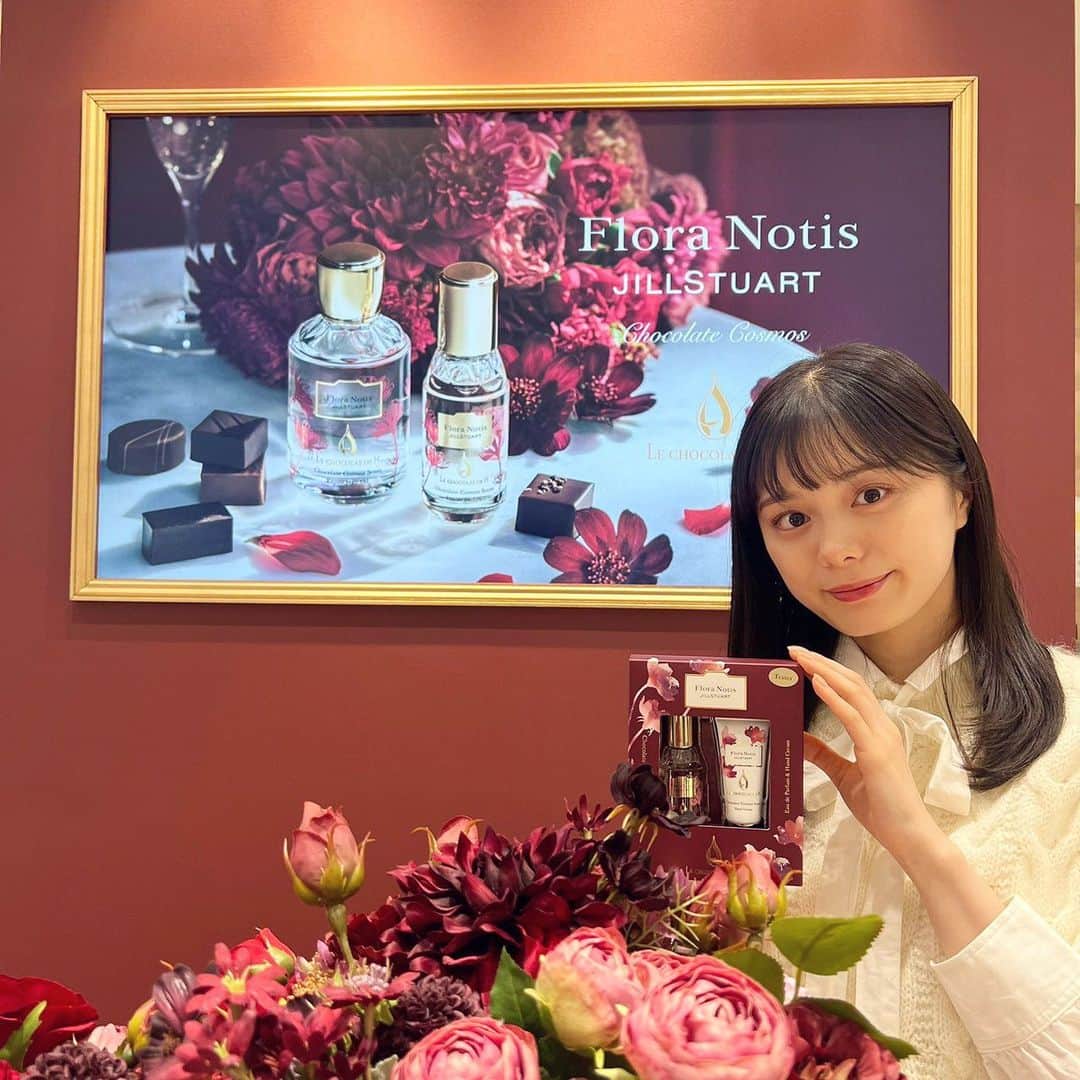 紺野彩夏のインスタグラム：「Flora Notis JILL STUARTさんのPOPUPにお邪魔しました☺︎  ル ショコラ ドゥ アッシュとコラボした深いボルドー色のパッケージは、バレンタインギフトにもぴったりだなと思いました〜！ Chocolate Cosmosの香りはウッディ調で大人な気分になる香りでした！ 全国発売は1/20です🙆‍♀️  新宿伊勢丹1Fのプロモーションスペースで 1/18(水)〜1/24(金)までの期間限定開催なので、ぜひ🫶  #floranotisjillstuart  #floranotis  #pr #フローラノーティス」