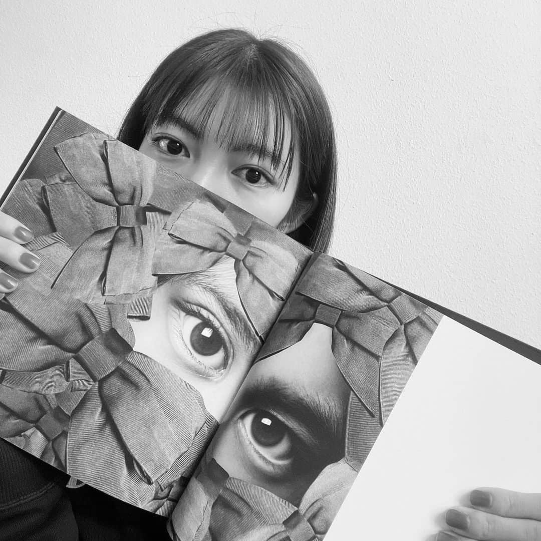 美緒のインスタグラム：「🗣️💞👁  先日、安珠さんの写真展「A girl philosophy ある少女の哲学」に行ってきました🗣️ 展示されている写真やそのストーリーはもちろん、内覧会のお土産でいただいた写真集(非売品)まで全てとても素敵でした💞  (私はこの👁の写真がとってもお気に入りです！)  #agirlphilosophy #ある少女の哲学 #安珠 さん #instadaily #instagood #わんこも見惚れる」