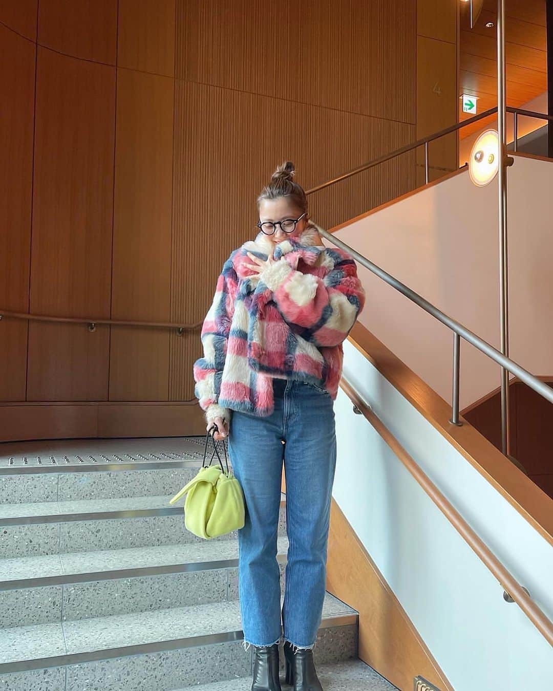佐藤優津季のインスタグラム：「． 久々私服とNEW denim🗽🗽🗽 ハイウエスト具合、裾の切りっぱなし、色落ち具合🤎 やっぱりビンテージライクなデニムがシックリくる😇 …と言うか、むかーしに買ったビンテージデニムと瓜二つなの😂 ビンテージデニムの雰囲気が好きな方にもオススメ🫥🔥 あ、型番は【MM66】です😙😚 . Style Bookでも『偏愛コレクション』でデニムページ作りたいなと思うくらいデニム好き🤭💗🤭 . #redcardtokyo#レッドカードトーキョー#guestlisttokyo#ゲストリスト#PR」