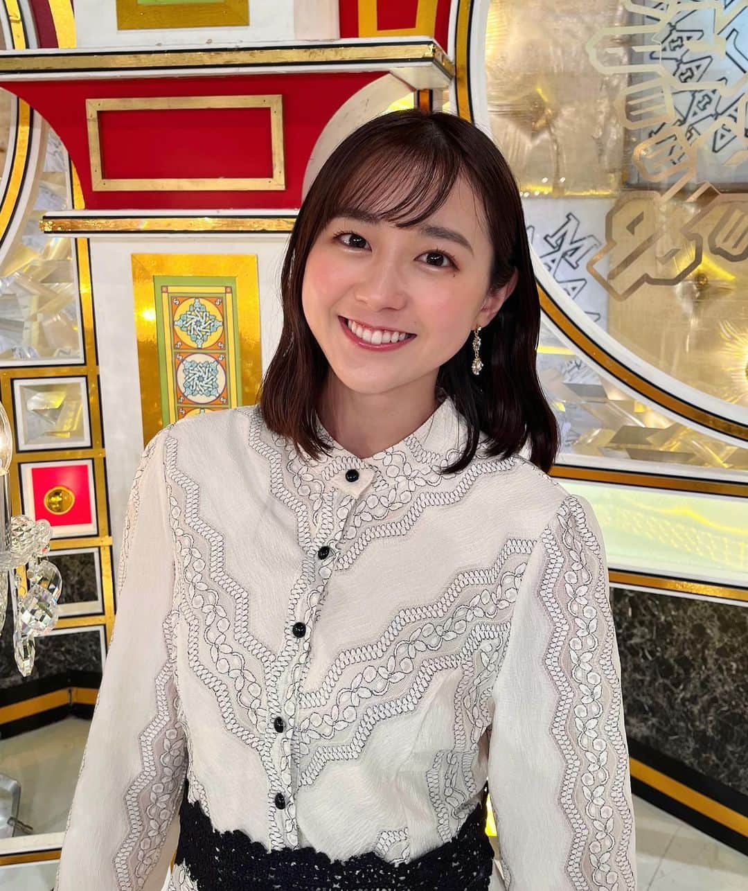 若林有子のインスタグラム：「今夜9時〜今年最初の「金スマ」です！  中居さんがスタジオの真ん中にいてくださる安心感はやはり絶大です！！💎 こうして”いつも通りに”収録ができることの喜びを噛み締めながら進行を務めました。 誰もが笑顔になっていた時間でしたよ😊  社交ダンスも熱い展開になっております💃 ぜひご覧ください！  ワンピース: Wildlily パンプス: DIANA  #金スマ #社交ダンス」