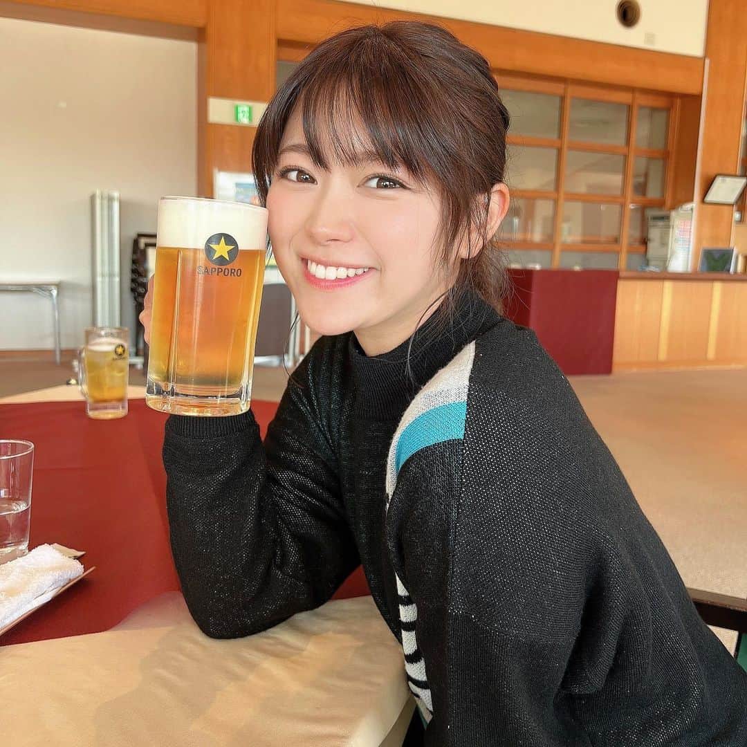 山内鈴蘭のインスタグラム：「ゴルフの昼からビール最高です🥺🍻 一応、生ビール小にしておきました。笑  ゴルフ場選ぶ時は レストランメニューも絶対チェック😤  朝ご飯もお昼ご飯も 妥協しない！美味しいご飯食べたい💓  この日は、Gorurun(@gorurun_ )の新作のレトロシリーズを着てたよ🥺🥺🥺  アウター脱いじゃったから 自撮りの写真と共に載せます🤣🙏  最近ゴルフの日が雨降らなくてちょーちょーツイてる😍ゴルフ運がいい！  今年もたっくさんゴルフいきたいなー⛳️  #ゴルフ #ゴルフ場 #ゴルフウェア #朝ご飯 #お昼ご飯 #ゴルフ女子 #ビール #ビール女子 #ビール好き #Gorurun #ゴルラン #ゴルフ好きな人と繋がりたい #ゴルフコーデ #ゴルフ女子コーデ #ゴルフファッション」