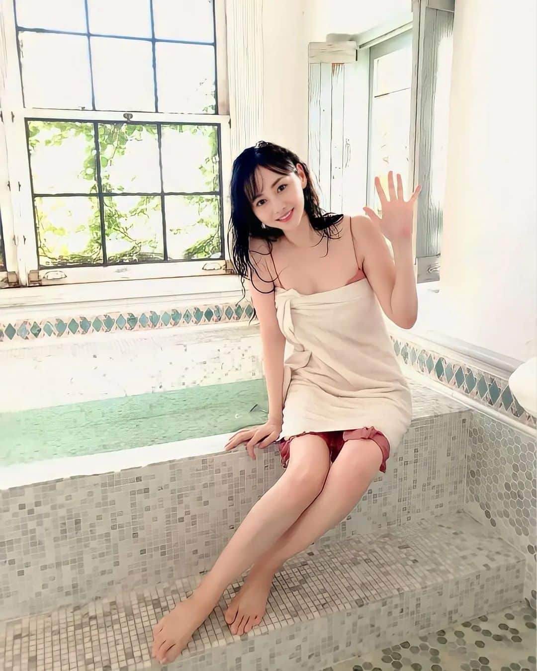 杉原杏璃のインスタグラム：「オフショット動画🎥  1/27発売の写真集 「それから、」　📕のオフショットがYouTubeにアップされてます❤️  見てね　⬇︎⬇︎ https://youtu.be/n8LN1Jbh_mA  #写真集 #オフショット #撮影現場 #グラビア」