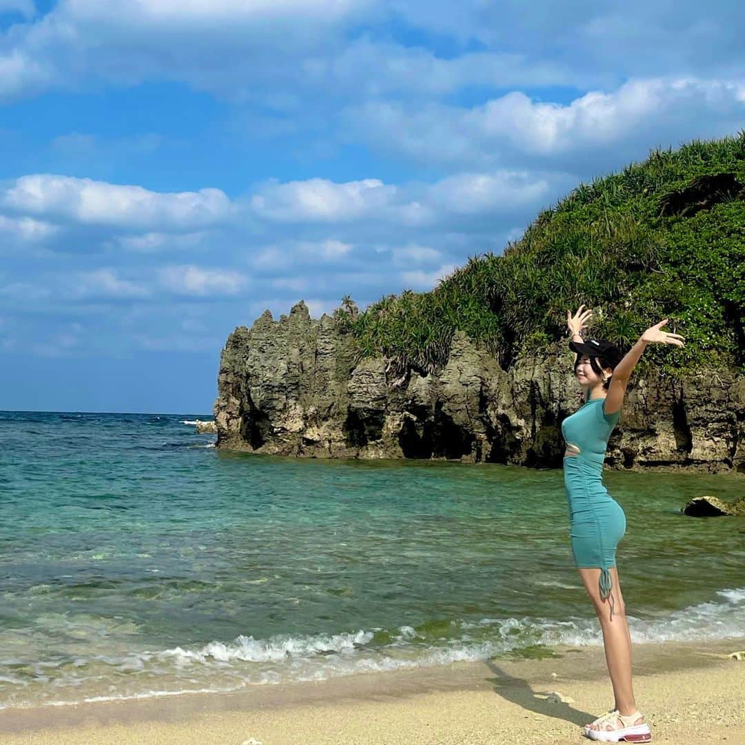 九条ねぎ あぴるのインスタグラム：「There are many cats in Okinawa, the food is delicious, the nature is beautiful, and you can be happy every day💖💖　　  #japan #japanesegirl #japantrip #沖縄」