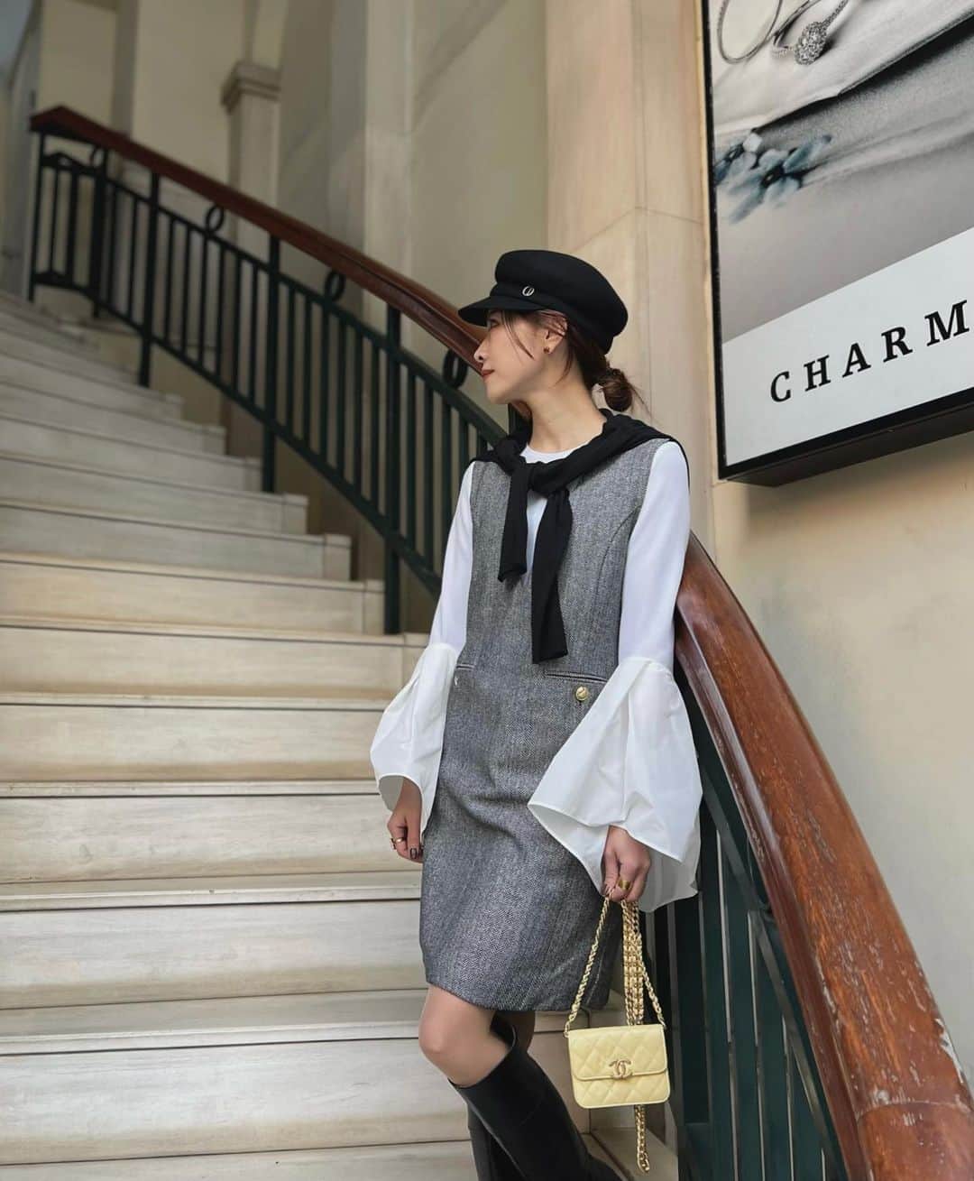 石黒美帆のインスタグラム：「. ⁡ 袖コンシャスな @lephil_official のトップスに @basement_online のジャンパースカートを🤍 ⁡ ミニでもヘリンボーン柄なので きちんと感がアップする気がして。お気に入りです🐒 ⁡ ⁡  #lephil#basementonline#chapeaudo#chanelbag」