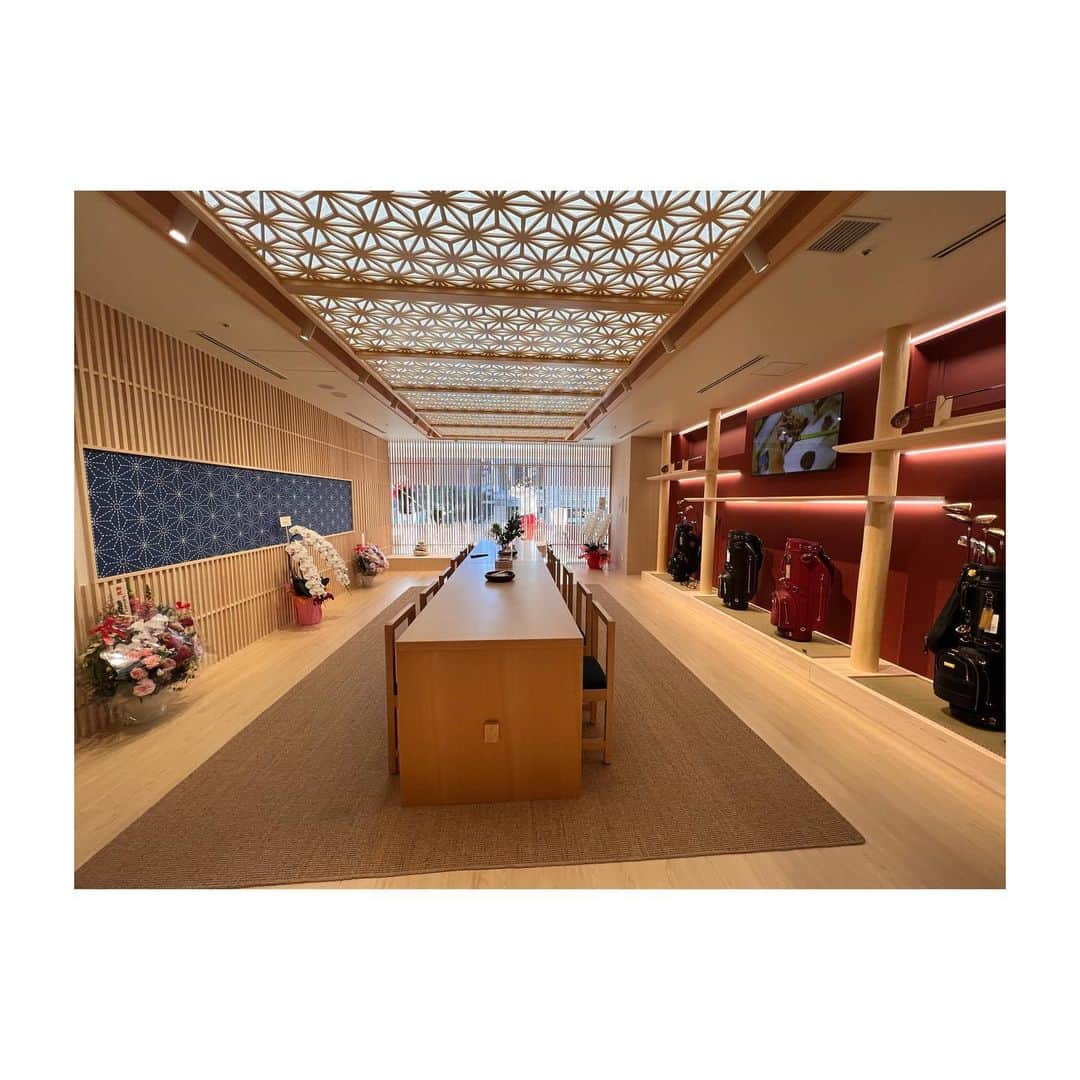 林菜乃子さんのインスタグラム写真 - (林菜乃子Instagram)「.  HONMA GOLF 日本橋店の オープン記念イベントに参加させて頂きました✨  テープカットもさせて頂きました。 人生初で試合より緊張した…🤦🏼‍♀️  店内のテイストは「和」🇯🇵 たくさんの木や畳を使っている内装の為 落ち着いた雰囲気の空間になってます𓂃𓈒𓏸︎︎︎︎  お越し頂いた皆様ありがとうございました😊  声が出なくてちゃんとレッスンできずに申し訳ないです、、🥲 明日も用賀店でお待ちしております！☺️♡  ひるたみーーっ！今日会えて嬉しかったよ🙈❤️ @hirutami715」1月20日 19時28分 - h._.nanoko24