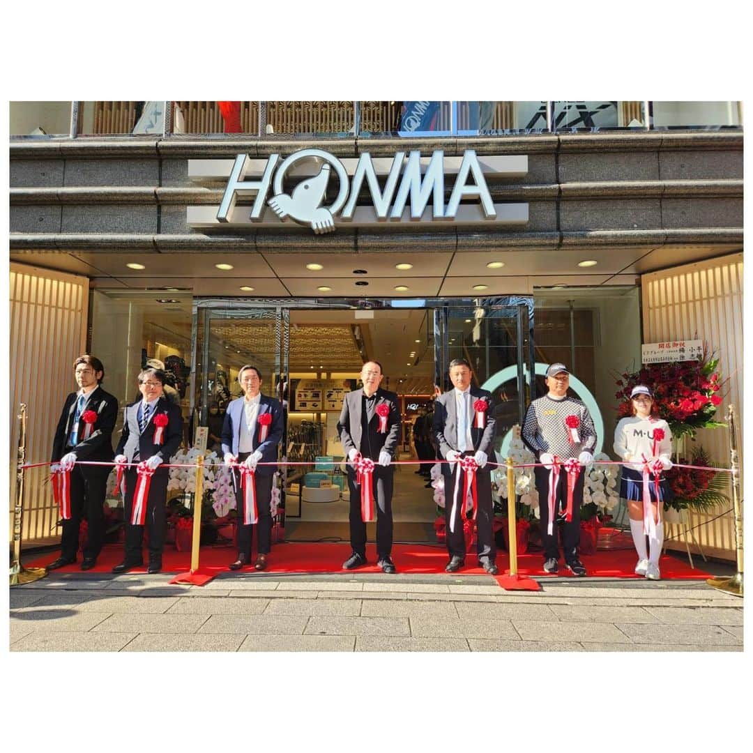 林菜乃子のインスタグラム：「.  HONMA GOLF 日本橋店の オープン記念イベントに参加させて頂きました✨  テープカットもさせて頂きました。 人生初で試合より緊張した…🤦🏼‍♀️  店内のテイストは「和」🇯🇵 たくさんの木や畳を使っている内装の為 落ち着いた雰囲気の空間になってます𓂃𓈒𓏸︎︎︎︎  お越し頂いた皆様ありがとうございました😊  声が出なくてちゃんとレッスンできずに申し訳ないです、、🥲 明日も用賀店でお待ちしております！☺️♡  ひるたみーーっ！今日会えて嬉しかったよ🙈❤️ @hirutami715」