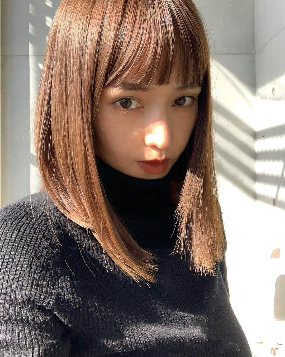 馬渕真由子のインスタグラム：「"You're so charming!" lip/ @rihka_official  blush💄　  このメッセージに後押しされて前髪も切ったし久しぶりに自撮りに挑戦！」