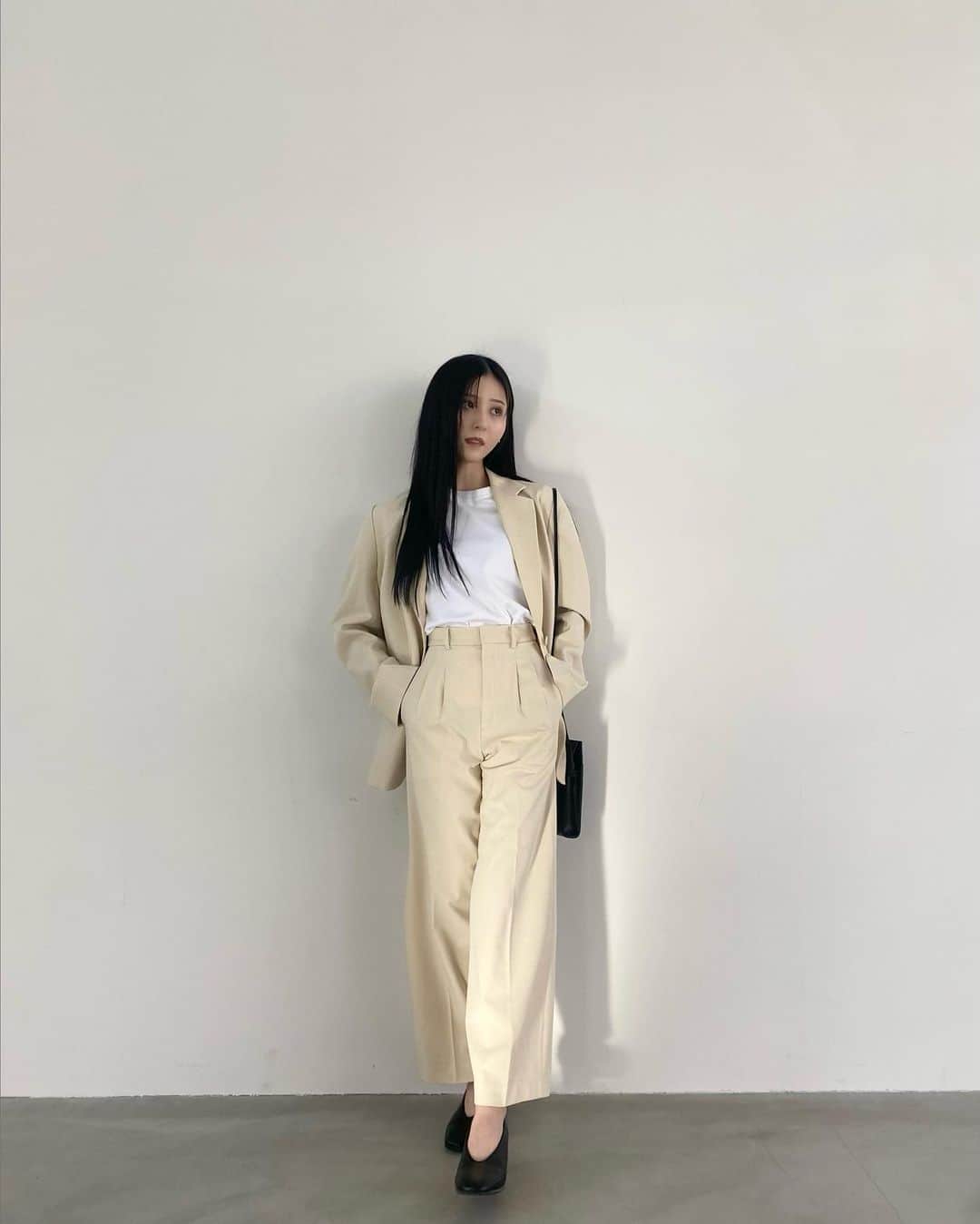 吉井美優のインスタグラム：「. UNIQLOのかわいいワイドパンツで 全身ユニクロ春服コーデ組んでみました 👜🩰  🛒 1コーデ タックワイドパンツ/40CREAM/サイズ：XS リラックステーラードジャケット/40CREAM/サイズ：L クルーネックT/00WHITE/M レザータッチミニツールショルダーバッグ/09BLACK コンフィールタッチラウンドシューズ/09BLACK  このセットアップは色んなカラーがあるんですが 私は春らしい色を選びました 🦙 色んな場所で着られるアイテムなので 一着は持っておくべき！ パンツのシルエットがとても綺麗で履きやすかった ☺︎  🛒 2コーデ コットンバギーパンツ/09BLACK/58 ジャージータートルネックT/60LIGHT BLUE/M ボストンコンビサングラス/09BLACK ヴィンテージベルト/09BLACK/M  黒のパンツは色んな洋服に合うし個人的に好きで 生地も柔らかくて心地が良いです 〜 トップスの水色のタートルネック肌触りもよく インナーとかにも使えたりと 好きすぎて色違いもゲットしました ❤︎    🛒 3コーデ バギージーンズ/63BLUE/22 ニットショートジャケット/12PINK/M UVカットニットバケットハット/01OFF WHITE （1月下旬販売予定） レザータッチ2ウェイボストンバッグ/35BROWN コンフィールタッチフラットシューズ/30NATURAL  ラフな楽ちんデニムコーデ トップスに春っぽくピンクカラーを取り入れ カラーで遊んでみました 〜 このバケットハットも色んなコーデに合いそうだしこのまま花見に行きたい 🪷  🛒 4コーデ リネンブレンドタックワイドパンツ/56OLIVE/M （2月中旬販売予定） レーヨンブラウス/00WHITE/M レザータッチ2ウェイボストンバッグ/09BLACK  大人キレイめコーデ オリーブ色のパンツがかわいくて一目惚れしました 🫒 キレイめにもカジュアルにもどんなものでも コーディネートが組める万能アイテム！ 小物も全てユニクロなんですが カチッとし過ぎないように 遊び心も入れてみました ✌︎  是非皆様もユニクロでコーデ組んでみてね 🛍🛒  #ユニクロ #uniqlo #タックワイドパンツ #リネンブレンドタックワイドパンツ #コットンバギーパンツ #バギージーンズ #ユニクロコーデ #pr」