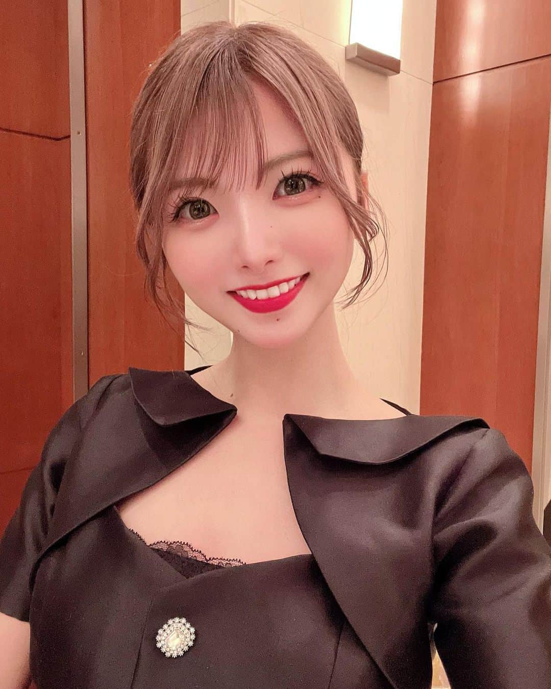 岡田栞奈のインスタグラム：「記念日ディナーのお洋服一目惚れなの💛 お気に入り💛  長年夫婦でも恋人みたいにとびっきりおめかしして お出かけする機会ってずっと大事にしたい🥰❤️ #夫婦 #記念日 #ディナー #ディナーコーデ #5周年 #木婚式 #デート #フレンチ」