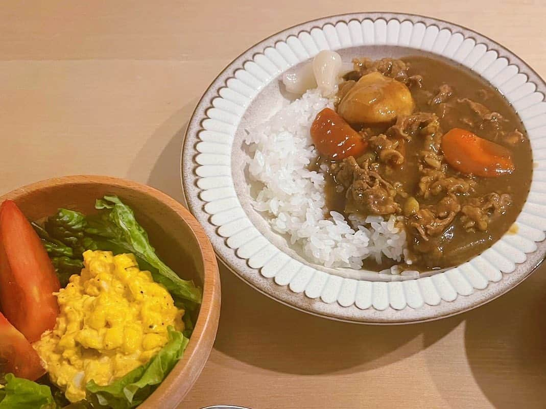 江口輝のインスタグラム：「奥さんの家カレー！ たまごサラダも最強なんです！ #我が家のカレー #カレーライス #カリーライス #curryrice #毎日これでいい #ダイエットは明日から」