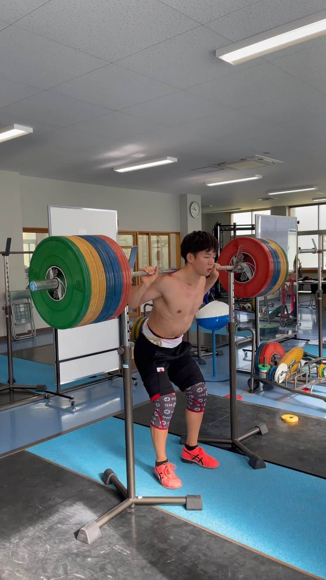 近内三孝のインスタグラム：「Back Squat 230kg  @hookgrip  #weightlifting #squat #沖縄 #camp」