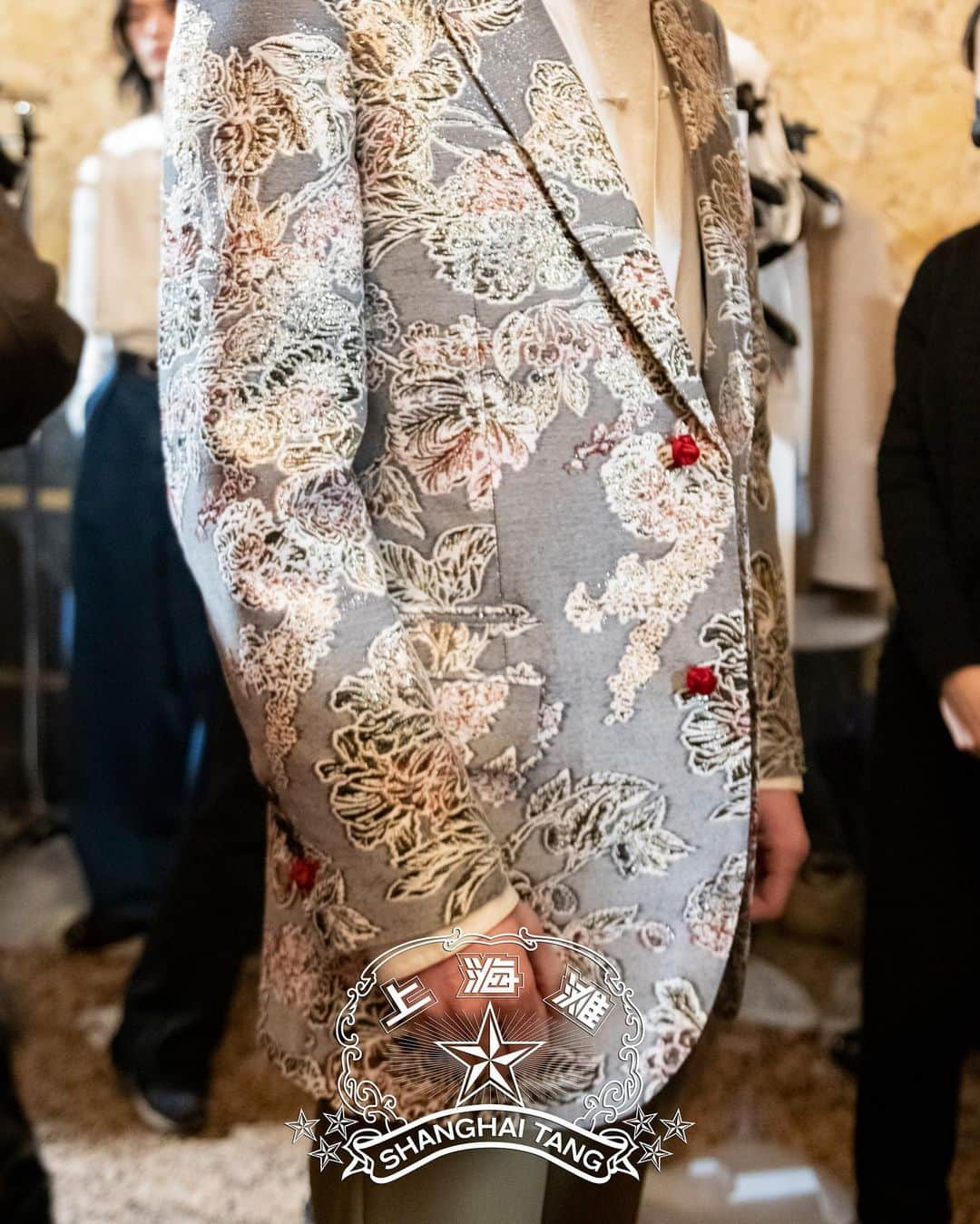 シャンハイタンさんのインスタグラム写真 - (シャンハイタンInstagram)「Heavily embroidered pieces, a staple of Sir David Tang’s SHANGHAI TANG party-driven wardrobe, are recreated in relaxed silhouettes offering sartorial ease and comfort. Ingenious color-blocking also adds a refreshing take on SHANGHAI TANG’s palettes of apple green, fuchsia, and orange.   SHANGHAI TANG Details in Milan Fashion Week with its Fall/winter 2023 collection “Reunion”  -  經典的中式盤扣設計，在放大後成為了一件粗織上衣，或為西式外套注入中式優雅；重工刺繡點綴的西裝外套及唐裝，在改良後顯得更為輕鬆自如；經典的上海灘 SHANGHAI TANG 配色，如玫紅及翠綠，則恰如其分地帶來了節日氛圍。  SHANGHAI TANG上海灘 細節 米蘭時裝週展示2023秋冬男裝大秀  #shanghaitang  #上海滩 #milanfashionweek #REUNION #makelifeaparty  #將人生變成一場盛宴」1月20日 20時35分 - shanghaitang