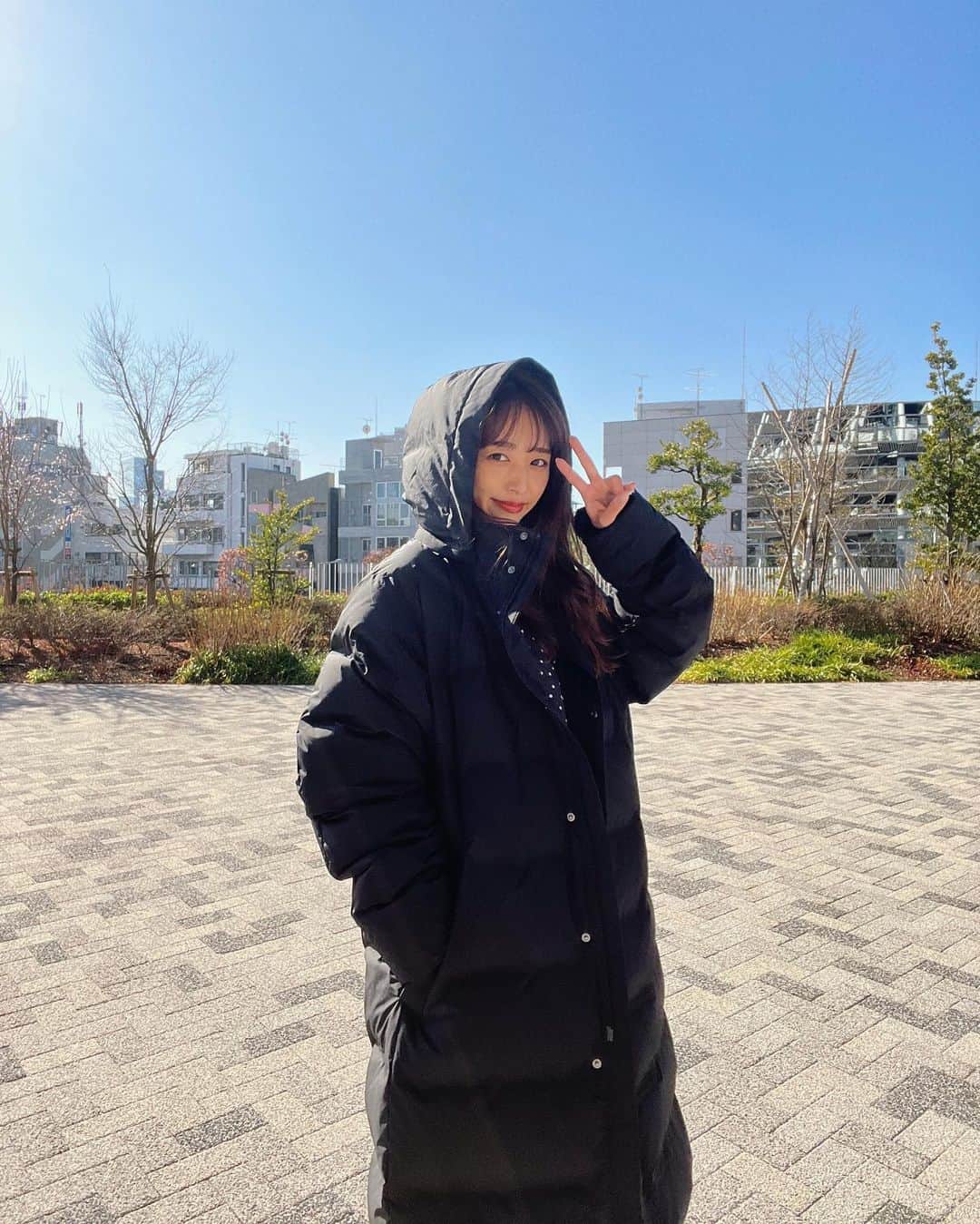 近藤千尋のインスタグラム：「今週もお疲れ様でした🫶🏻😍✨  お天気が気持ちいい〜撮影でした💓 ダウンが暖かい。。🌷  朝のラヴィットも ありがとうございました🙆‍♀️💕 インパルスの板倉さんが #金ドラ100よか  からゲストに きてくださいました😚❗️ 今夜22時から　 100万回言えばよかった @hyakumankai_tbs  ぜひ探してみてね❣️😊  #近藤千尋衣装  ウェア @rumche_official  アクセサリー @crestare_official @graey_official  シューズ @charleskeith_jp」