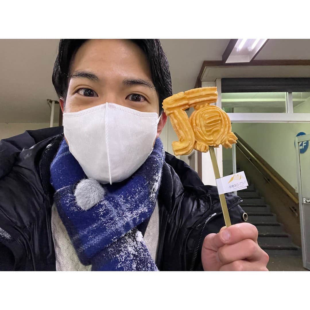 田村浩平さんのインスタグラム写真 - (田村浩平Instagram)「. 【今だからアレが見たい】 キャッチ！をご覧いただき ありがとうございました🙇‍♂️  望月アナと白銀の世界の「奥飛騨」へ⛄️  手が悴むほど寒かったけど 名古屋では絶対に見られない絶景や 温かい #とうじそば  贅沢な #雪見風呂  何より奥飛騨の皆さんとの時間が とっても幸せでした😊  奥飛騨また絶対に行きます💪  #中京テレビ #アナウンサー #望月杏夏 アナ #田村浩平  #岐阜県 #奥飛騨 #頂の森 #奥飛騨温泉郷 #温泉 #ctvcatch」1月20日 20時49分 - kohei_tamura0625