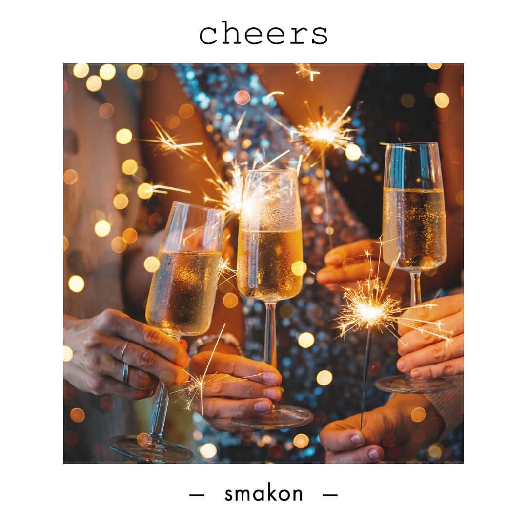 スマ婚/オフィシャルアカウントのインスタグラム：「cheers🥂ˎˊ˗  特別な1日の始まりを告げる『乾杯』 そんな乾杯にはとても素敵でロマンチックな意味が込められていました♡  結婚式の演出には、一つ一つ意味が込められています。 それを知ると、さらに結婚式の素晴らしさを感じますね𖤐˒˒  ◌◍ - - - - - - - - - - - - - - - - -  @smakon_official をフォローいただき「#スマ婚」をつけてスマ婚𝑊𝑒𝑑𝑑𝑖𝑛𝑔 の写真をご投稿ください♡ 公式アカウントでシェアをさせていただきます♬  ＊＊＊＊【スマ婚 公式𝐿𝐼𝑁𝐸】＊＊＊＊ 結婚式に関するお悩みやご質問などLINEでお気軽にご相談ください✨ スマ婚公式LINEアカウントは@smakon_official プロフィールTOPのリンクよりご登録いただけます💡 ＊＊＊＊＊＊＊＊＊＊＊＊＊＊＊＊＊＊＊  #スマ婚 #結婚式 #プレ花嫁 #式場探し #式場迷子 #ブライダル #プレ花嫁準備 #結婚式準備 #披露宴演出 #結婚式場選び #プレ花嫁さんと繋がりたい #全国の花嫁さんと繋がりたい #乾杯 #乾杯酒 #シャンパン #スパークリングワイン #cheers」