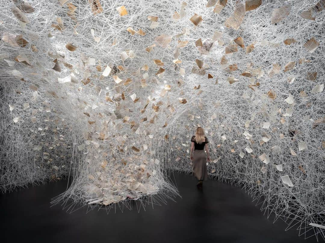 塩田千春のインスタグラム：「On Thursday the exhibition “Signs of Life” opened at the @galerietemplon in New York, USA, presenting the installations “Human Rhizome” and “The Web above our Lives”. The single thread symbolizes many meanings, but above all, it is an extension from a pencil line on the paper into the third dimension. I am drawing in the air with the thread.  The exhibition also includes various works such as sculptures that hold mundane objects of daily life. I believe that the objects that surround us accumulate also our memory and therefore can emit our existence. We do not know this person but can feel their existence.   Exhibition date: 19.01 – 11.03.2023  For more information visit: https://www.templon.com/new/current.php?la=en   #soloexhibition #opening #GalerieTemplon #NewYork #USA #HumanRhizome #TheWebaboveourLives #web #conncetion #network #information #existence #conscousness #art #artist #installation #contemporaryart #SignsofLife」