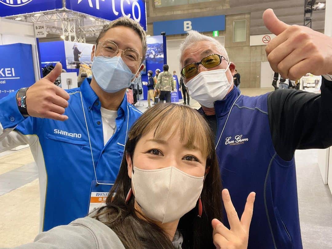 彼方茜香のインスタグラム：「初日終了♥ 3年ぶりの開催がスタートしましたが会いたい人にはわりと会えた金曜日·͜· ♡ ほぼ立ちっぱなしになる3日間だけど、3年分の思いを込めてみんな頑張ってるんだから楽しまないとね‎|•'-'•)و✧ 明日も9:00〜お待ちしております♪  #パシフィコ横浜  #フィッシングショー2023」