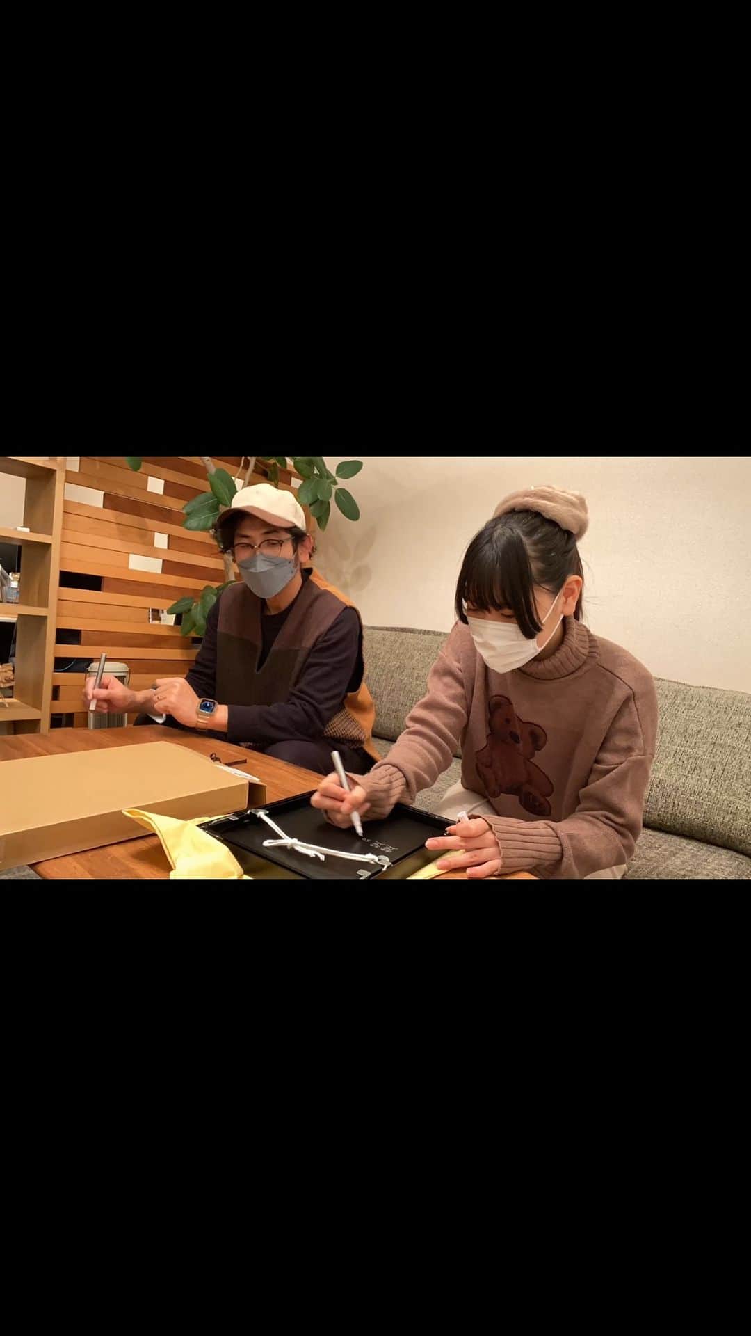 あまつ様のインスタグラム：「🖼 ⁡ ⁡ 写真展楚楚  ⁡ ご購入いただいた額装にサイン入れをしてきました✨ ⁡ ⁡ 書いてるところの一部をタイムラプス🥳 ⁡ ⁡ その場で何を購入していただいたか見て、聞いていたのに、改めてこんなにたくさんご購入いただけていることにびっくりしました🥹✨✨ ⁡ ⁡ 本当にありがとうございます🥹🤍🤍 ⁡ ⁡ みんなのところに届くのが楽しみだ〜☺️❤️‍🔥❤️‍🔥 ⁡ ⁡ ⁡ #あまつ様 #あまつまりな #グラビア #写真展楚楚 #藤本和典」