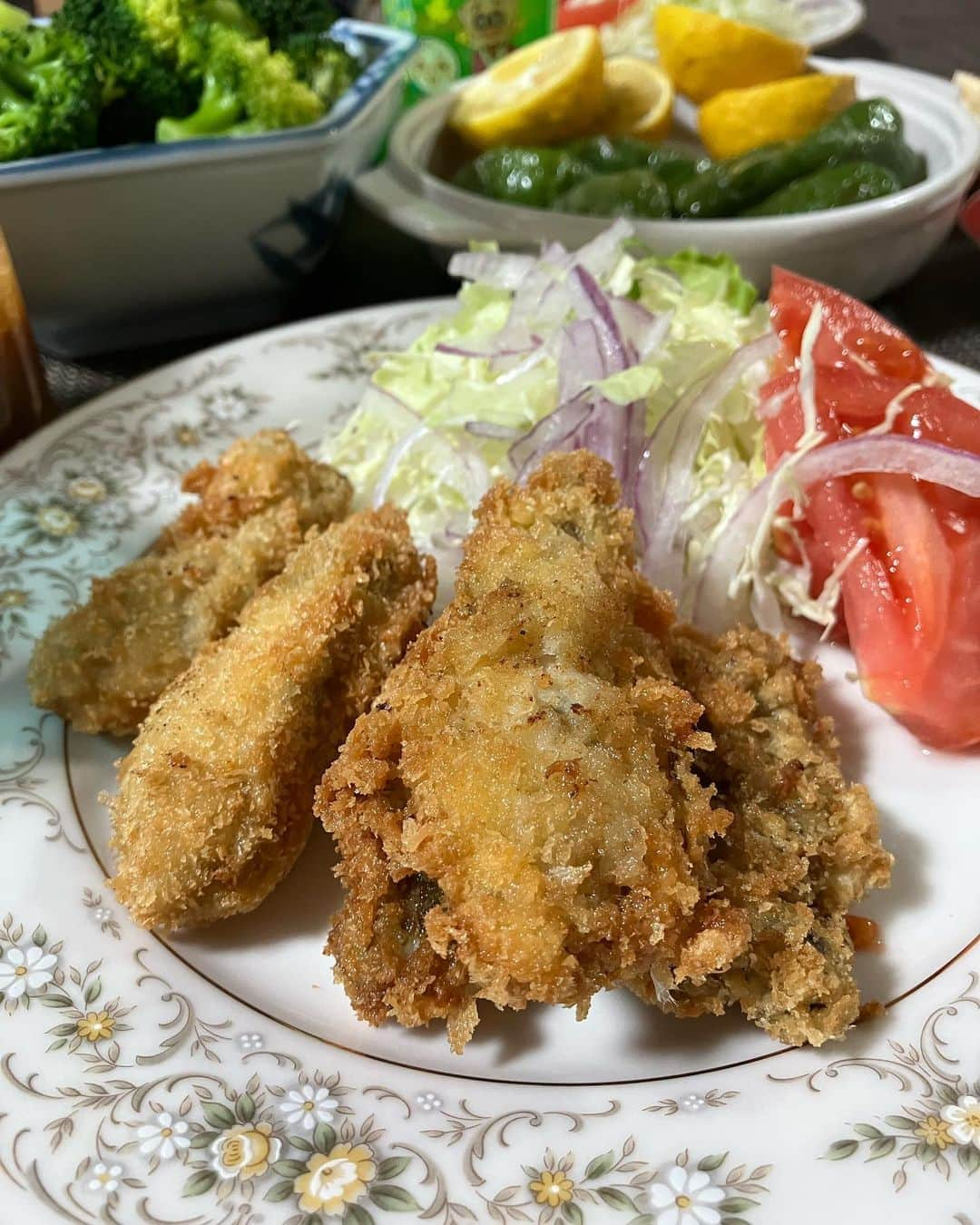 右手愛美のインスタグラム：「母の作った料理で1番好きなのは、揚げ物です🤤❤️ • • 実家で母がカキフライを揚げると言ってたので、急いで牡蠣を大量に買って追加で揚げてもらいました😍💕美味しすぎて最高でした🎉 • • 最近、忙し過ぎて悩む暇が無く日々を過ごせていることが幸せだなぁと感じます😌✨忙しい方が身体に合ってるのかもしれません！ #カキフライ #母の味 #これに追加で #2個食べました #本当にやばい #太っちゃう #美味しすぎる #タルタルソース好き」