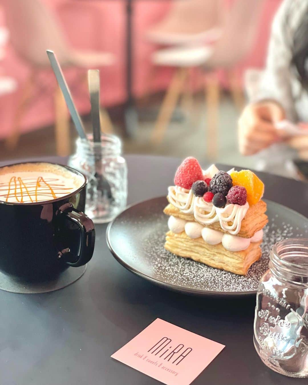 日比野友香のインスタグラム：「福岡での甘いものたち🧁🍭🍓         @miracafe.fukuoka    韓国風カフェ🇰🇷 ミルフィーユ美味しかったです❕       @fukuoka.christmasmarket    りんご飴大好き🍎カットされてるの嬉しい🤍 人多すぎて何枚とっても人人人（笑）       @campbell_early  あまおうのいちごパフェ最高だった🍓にっこり🤤                         #福岡カフェ#福岡スイーツ#天神力フェ#中洲カフェ#カフェ #スイーツ#いちごスイーツ#カフェ#カフェ巡り#カフェ活#カフェ部#カフェスタグラム#スイーツ巡り#スイーツ好き#福岡カフェ巡り#福岡カフェ部 #fukuoka#fukuokacafe#cafestagram #instasweets #후쿠오카카페  #ミルフィーユ  #韓国風カフェ #りんご飴  #屋台  #いちごパフェ  #あまおう  #クリスマスマーケット #キャラメルラテ #キャンベルアーリー  #かわいい」