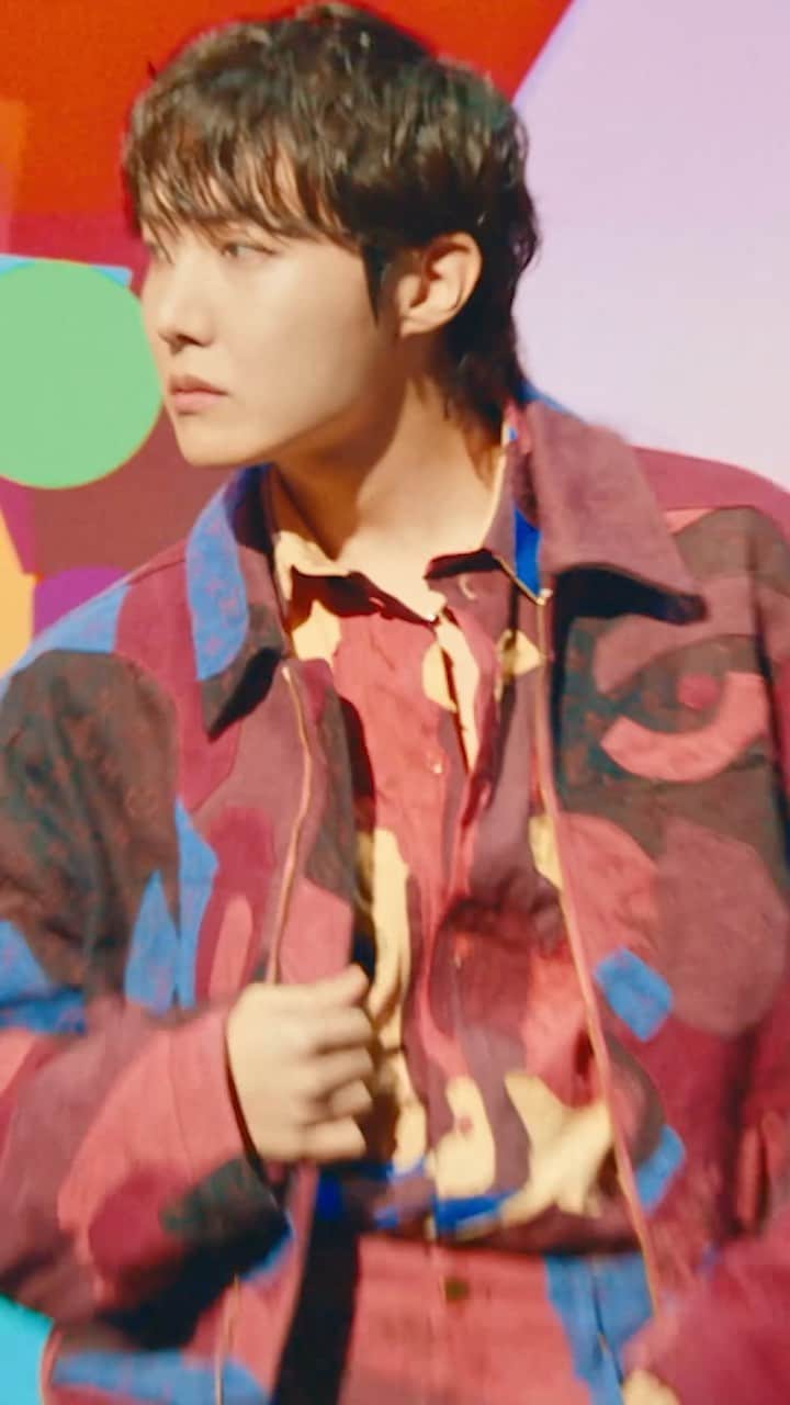 のインスタグラム：「#LVMenFW23 #jhope at the #LouisVuitton Men’s Fall-Winter 2023 Fashion Show. Watch the full show on louisvuitton.com」