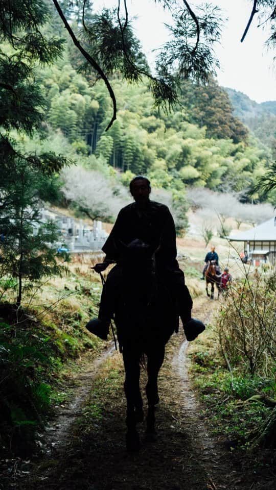 嶋本信明のインスタグラム：「Minor updated version マイナーアップデート　バージョン  一週間の乗馬強化合宿の成果です。 みんな観てね〜!  徒労の死　Die in Vain New video reel after one week of horse back riding training.  Starring : Yoshio Iizuka   Nobuaki Shimamoto  Directed, Camera ,Edited by Shinri Abe  Horse back ride training Horse riding action coordinator by Keiji Tsujii Gocoo Horse Village  Photography by Ryuji Kunii  #horse #horseriding #horsebackriding #actor #actionreel #actorslife #samurai #japaneseactor #trainingcamp #swordfight #filmmaking #indiefilm #producing #actorsreel #japanesevillage #makingfilm #action #gocoohorsevillage ＃ゴクウホースビレッジ #侍 #馬 #乗馬 #特訓 #日本」