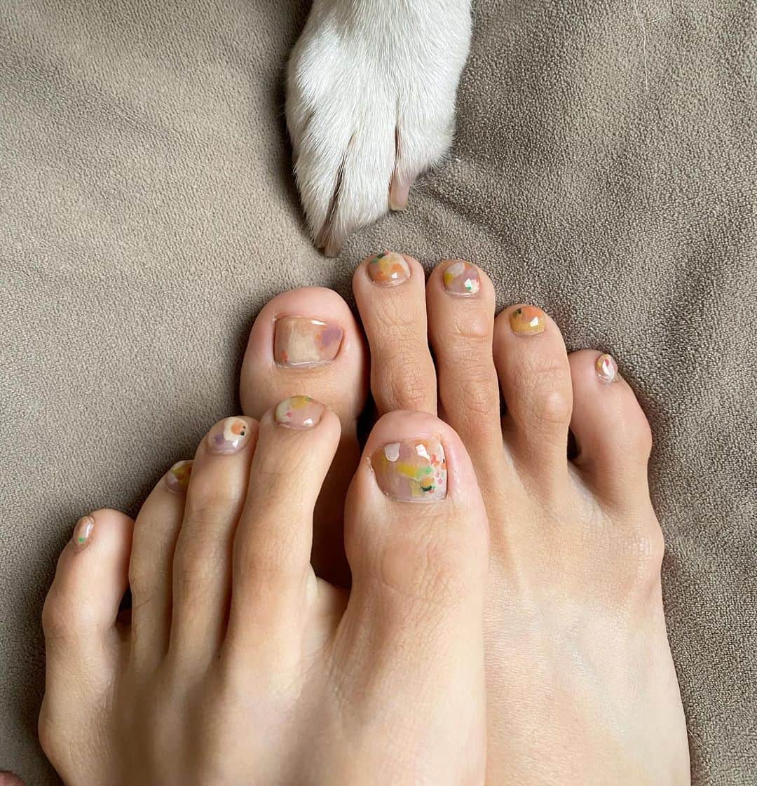 のインスタグラム：「わたしたちのおニューネイル🌛 ざっくりとした気分や色のイメージを伝えてあとはおまかせ🤲🏻 伝えたイメージからあやさん @aya__watanabe の中でどう解釈されて表現されているのかを 最後に聞くのがいつも楽しみ❣️ 今回もありがとう〜🗻 アネも切り立てピカピカネイル✨ #いちきのネイル」