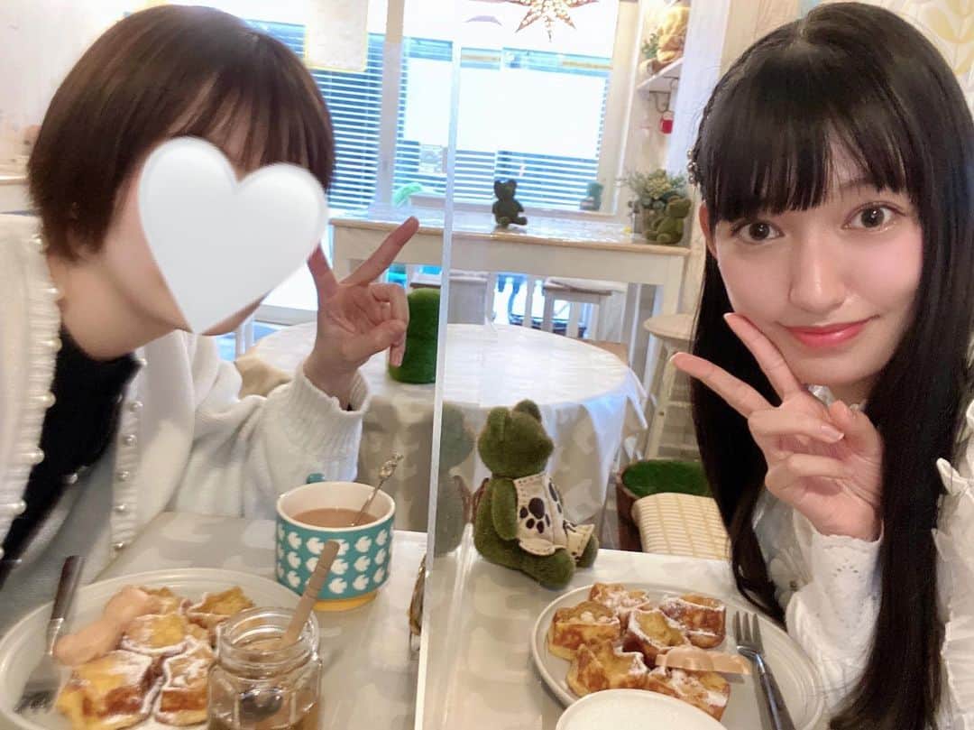 村星りじゅ（ukka）のインスタグラム：「＊ この間 小学生の頃からのお友達と 約7年ぶりに会いました☺︎ ˎˊ˗  ⁡ お友達は中学1年生の途中で転校して そこから会っていなくて本当に久しぶりで 顔分かるかな、って思ったけど 待ち合わせしていて声を掛けられたときにやっぱり顔が一瞬分からなくて 第一声「え！！？」って言っちゃいました笑 ⁡ でも声とか話し方とか変わらないところもあって 小学生の頃 一緒にいたときのことを一瞬にして 思い出して懐かしくて安心感がありました✨ ⁡ カフェに行ったり小学校の思い出話を たくさんしたり一緒にコスメを選んだりして とても楽しかった1日でした🧸 ⁡ #池袋#はちくまカフェ#lili#cafe#カフェ巡り #プリント倶楽部#ukka#村星りじゅ」