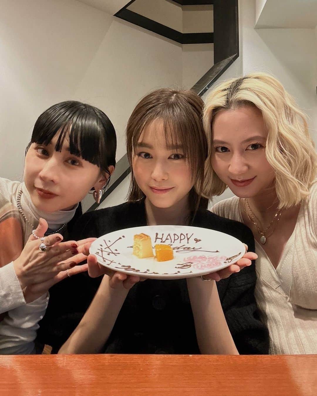 のインスタグラム：「まゆと、なおさんとランチ😋 なおさんが遅くなったけどってバースデーしてくれて、驚き嬉し☺️ Thank you❤️❤️❤️」