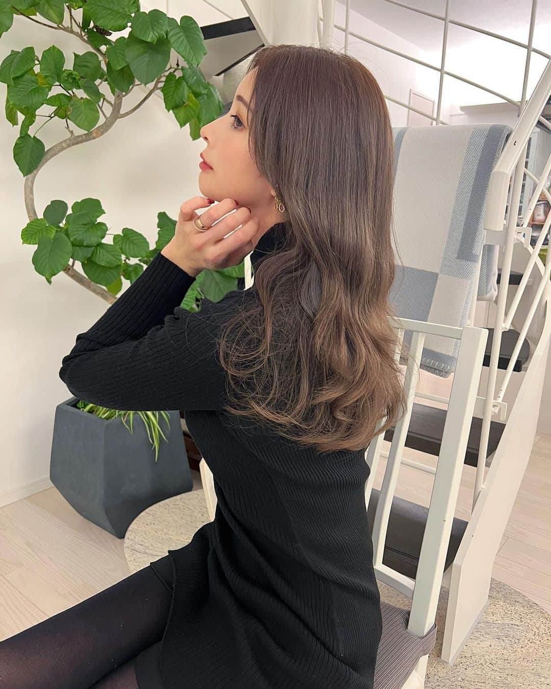 のインスタグラム：「髪色お気に入りすぎ🤍❤️‍🔥 リピート3回目✌🏻🤍 @naoki.hair ありがとうございます✨  そろそろ前髪切りたいけど… かわいいなぁって思う髪型が全部 前髪ないからやっぱり伸ばす。笑  ・ ・ ・ ・ ・ ・ ・ ・ ・ ・ ・ #髪型#髪色#ヘアカラートレンド#梅田美容室#梅田#美容室#韓国風ヘア#韓国ヘア#韓国風#前髪#センターパート#巻き髪#アラサー女子#子育てママ#ママコーデ#お気に入り#おうち#おうち時間#巻き方#大人カジュアル#ヘアスタイル#大人ワンピ#大人ワンピース#ワンピースコーデ#コンディショナー#シャンプー#美髪#美髪ケア#韓国コスメ#観葉植物」